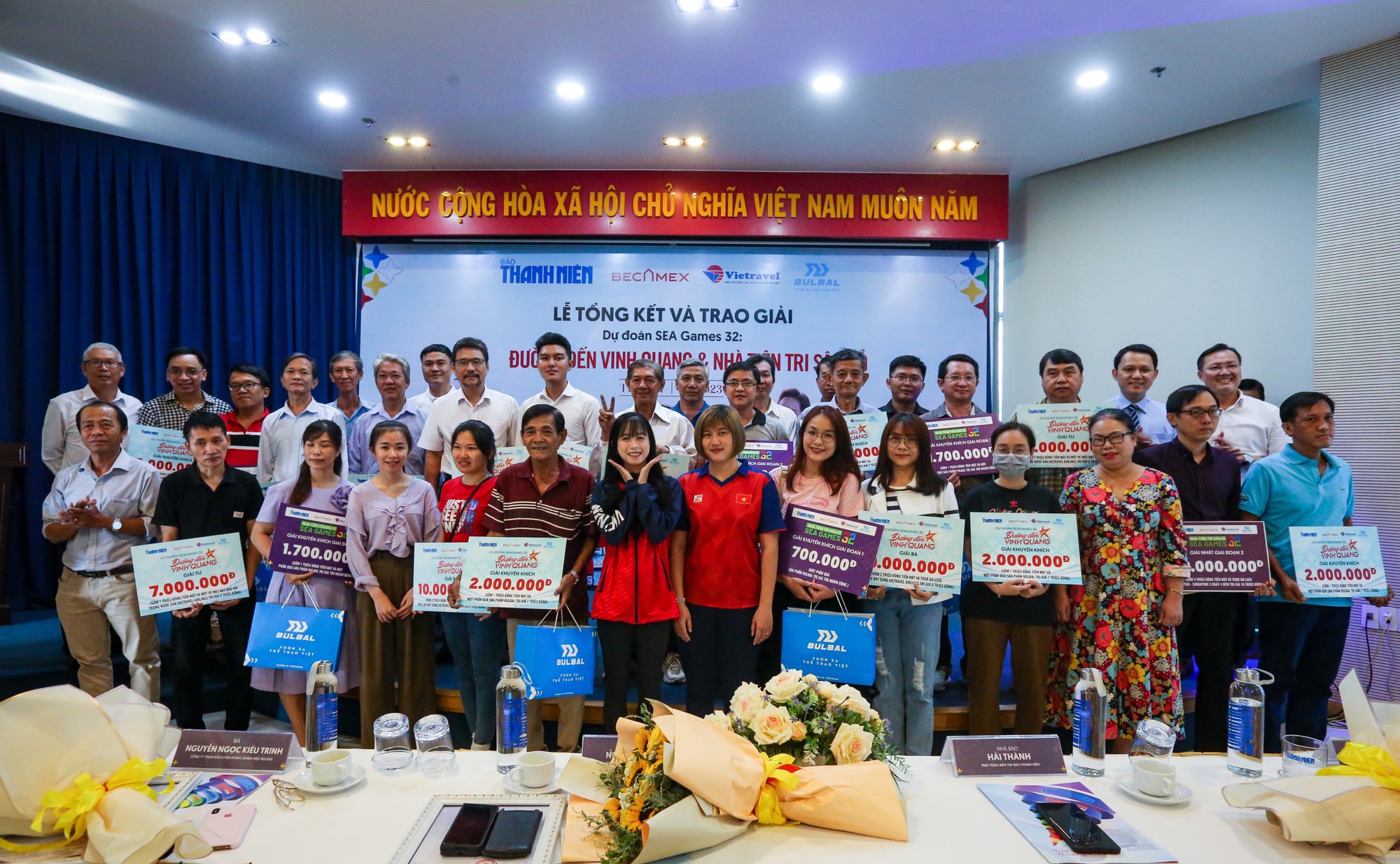 Hàng chục 'nhà tiên tri' SEA Games 32 hào hứng nhận giải từ Báo Thanh Niên - Ảnh 1.