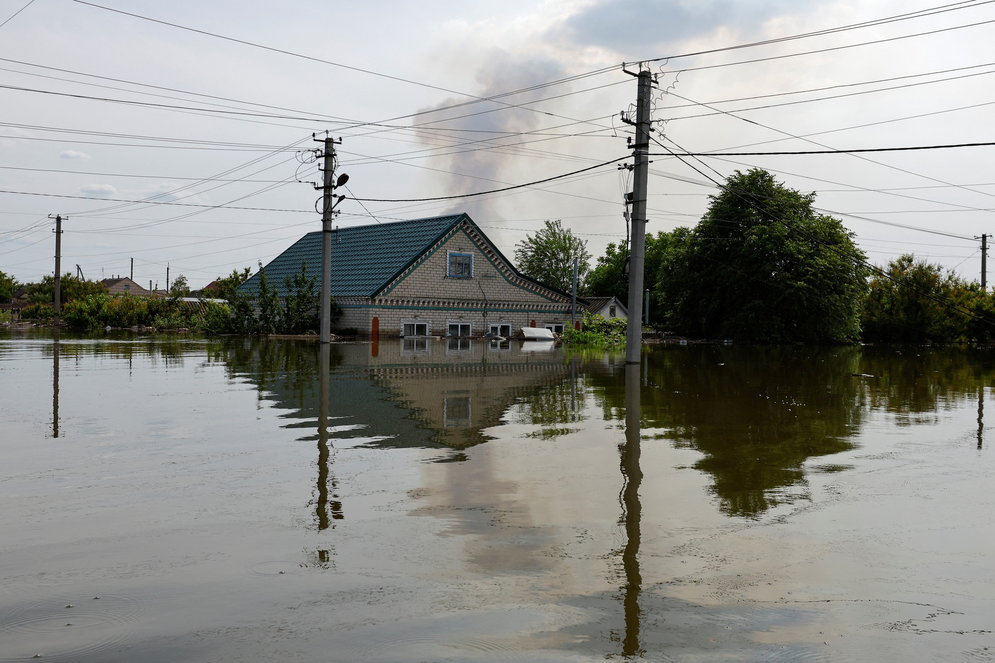 Người dân Ukraine đối mặt mối đe dọa mới trong thảm họa lũ lụt - Ảnh 2.