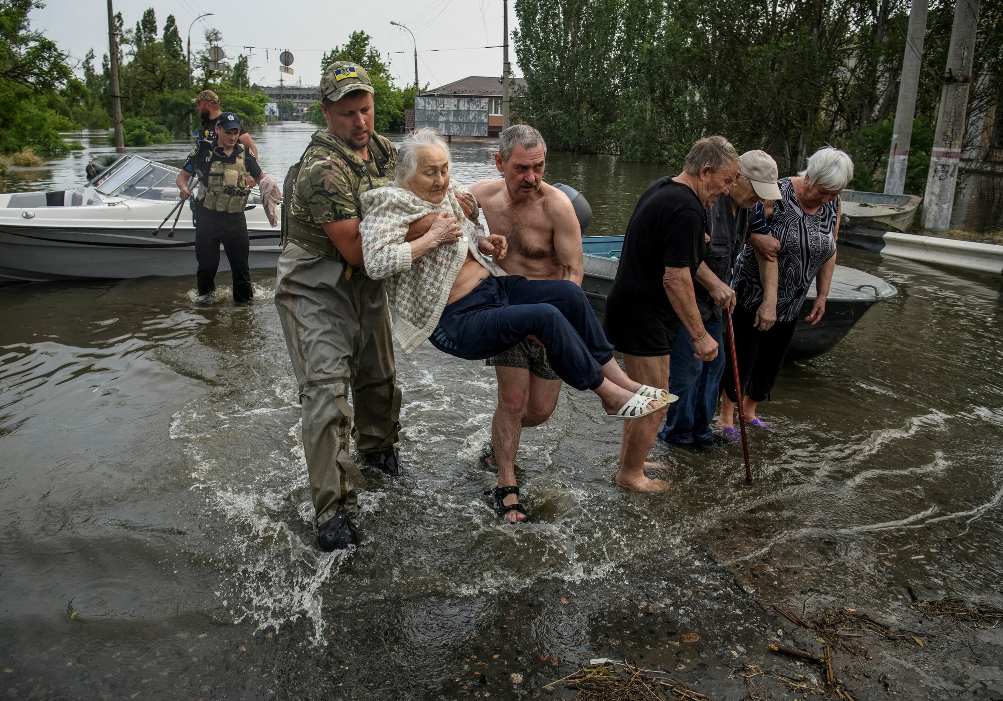 Người dân Ukraine đối mặt mối đe dọa mới trong thảm họa lũ lụt - Ảnh 1.