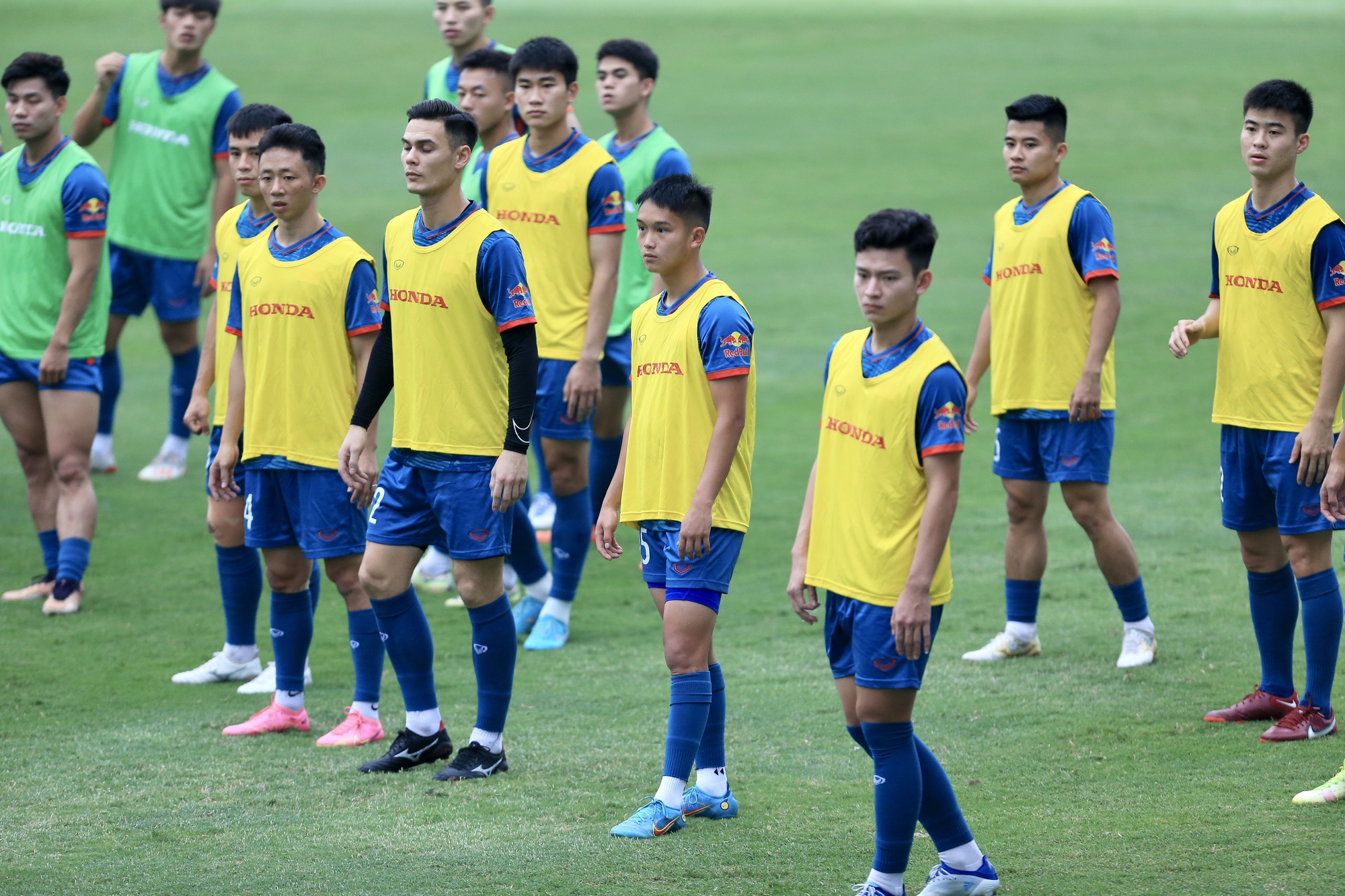 Đội tuyển Việt Nam đá đối kháng với U.23, Quang Hải đọ sức cùng đàn em - Ảnh 2.