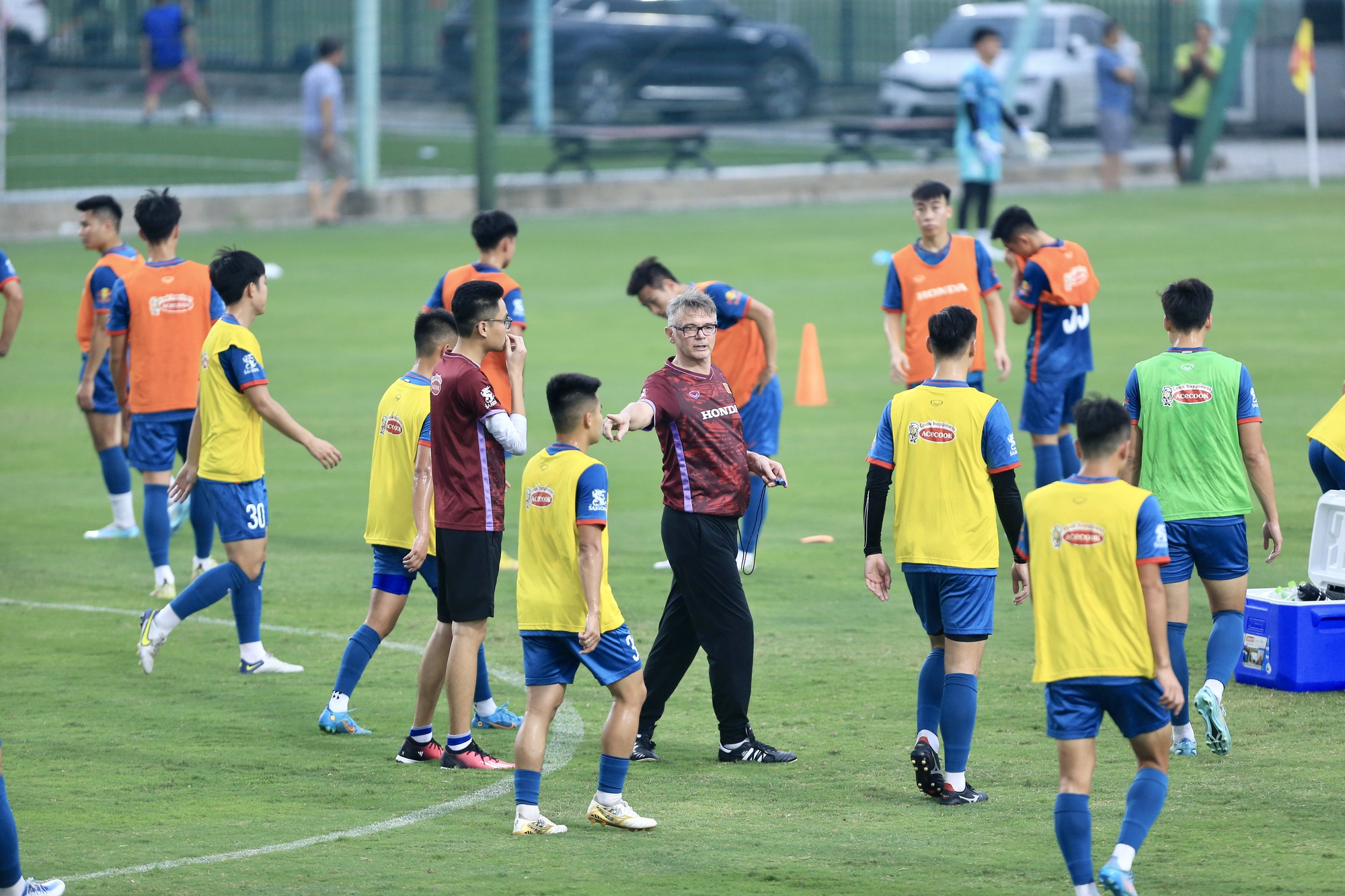 Đội tuyển Việt Nam đá đối kháng với U.23, Quang Hải đọ sức cùng đàn em - Ảnh 1.