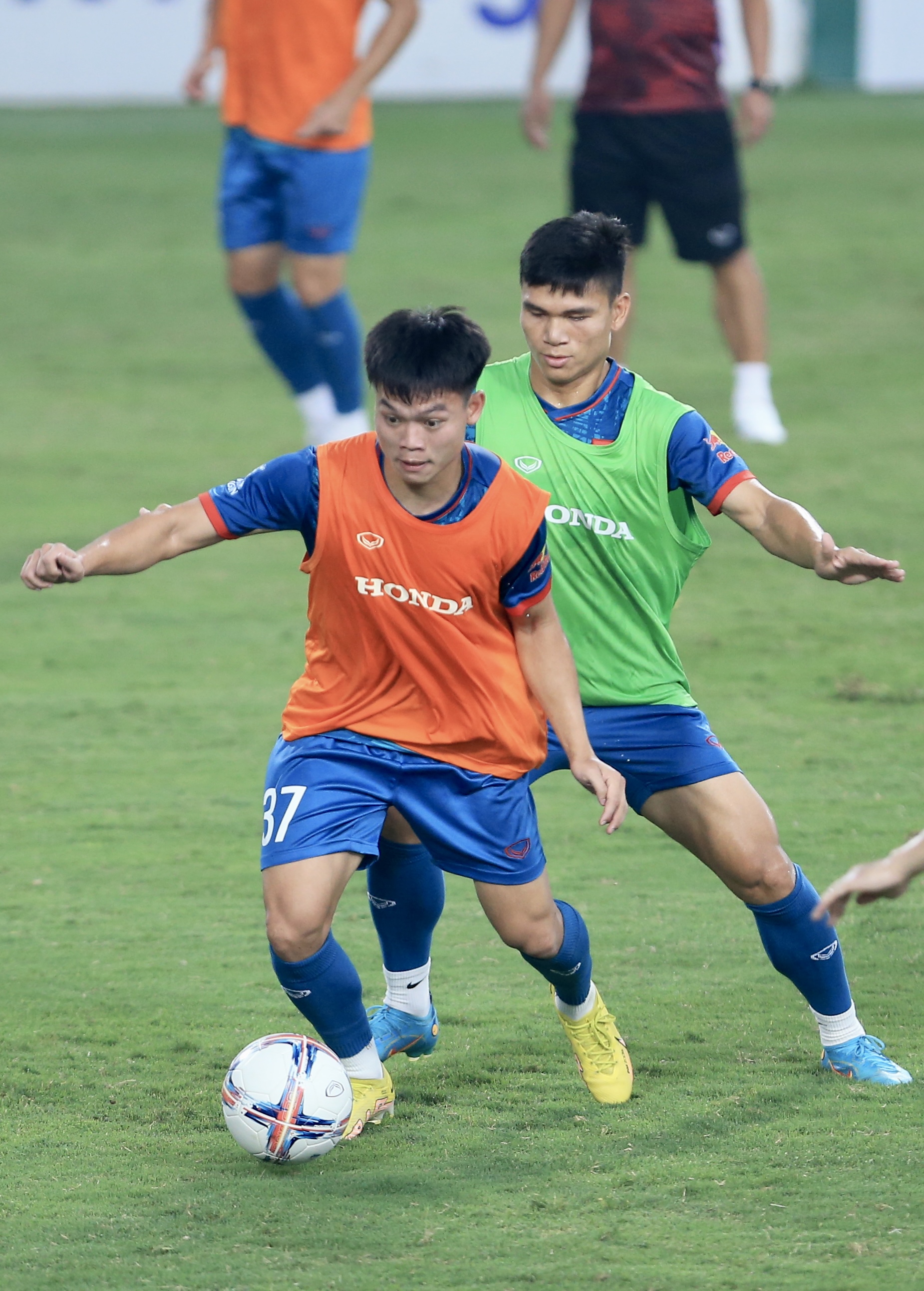 Đội tuyển Việt Nam đá đối kháng với U.23, Quang Hải đọ sức cùng đàn em - Ảnh 16.