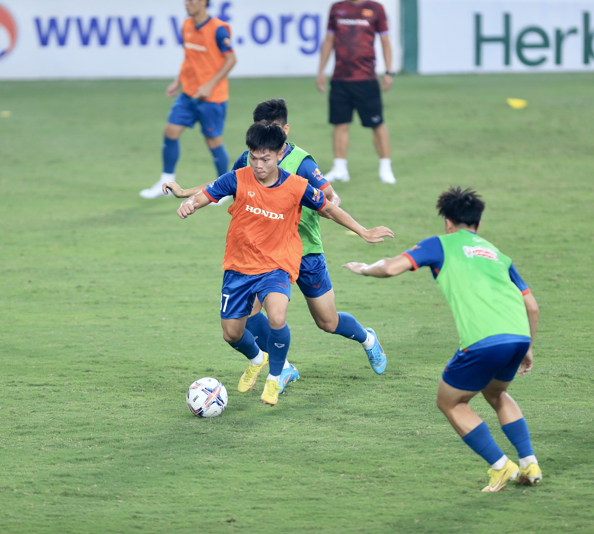 Đội tuyển Việt Nam đá đối kháng với U.23, Quang Hải đọ sức cùng đàn em - Ảnh 3.