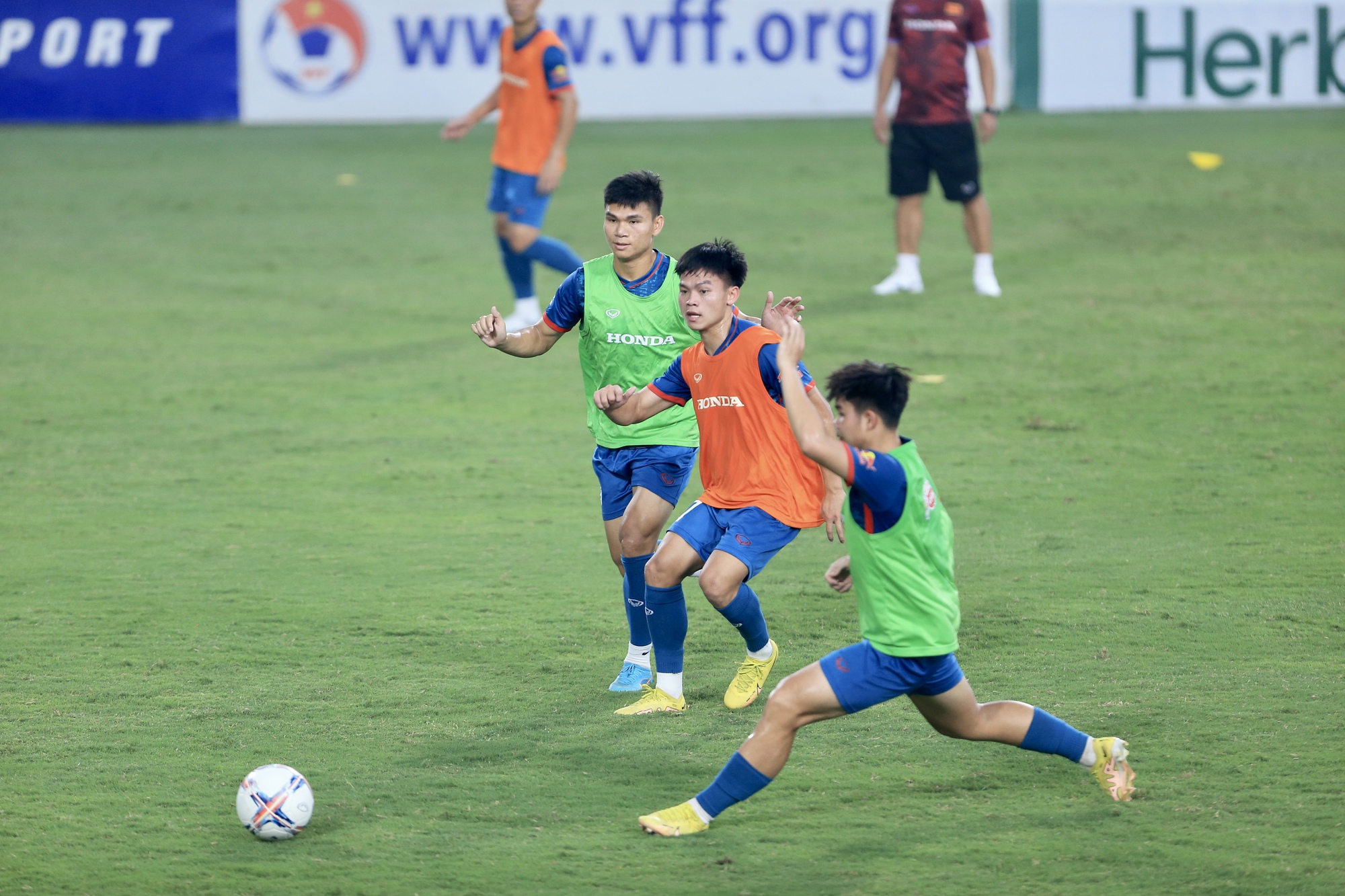 Đội tuyển Việt Nam đá đối kháng với U.23, Quang Hải đọ sức cùng đàn em - Ảnh 8.