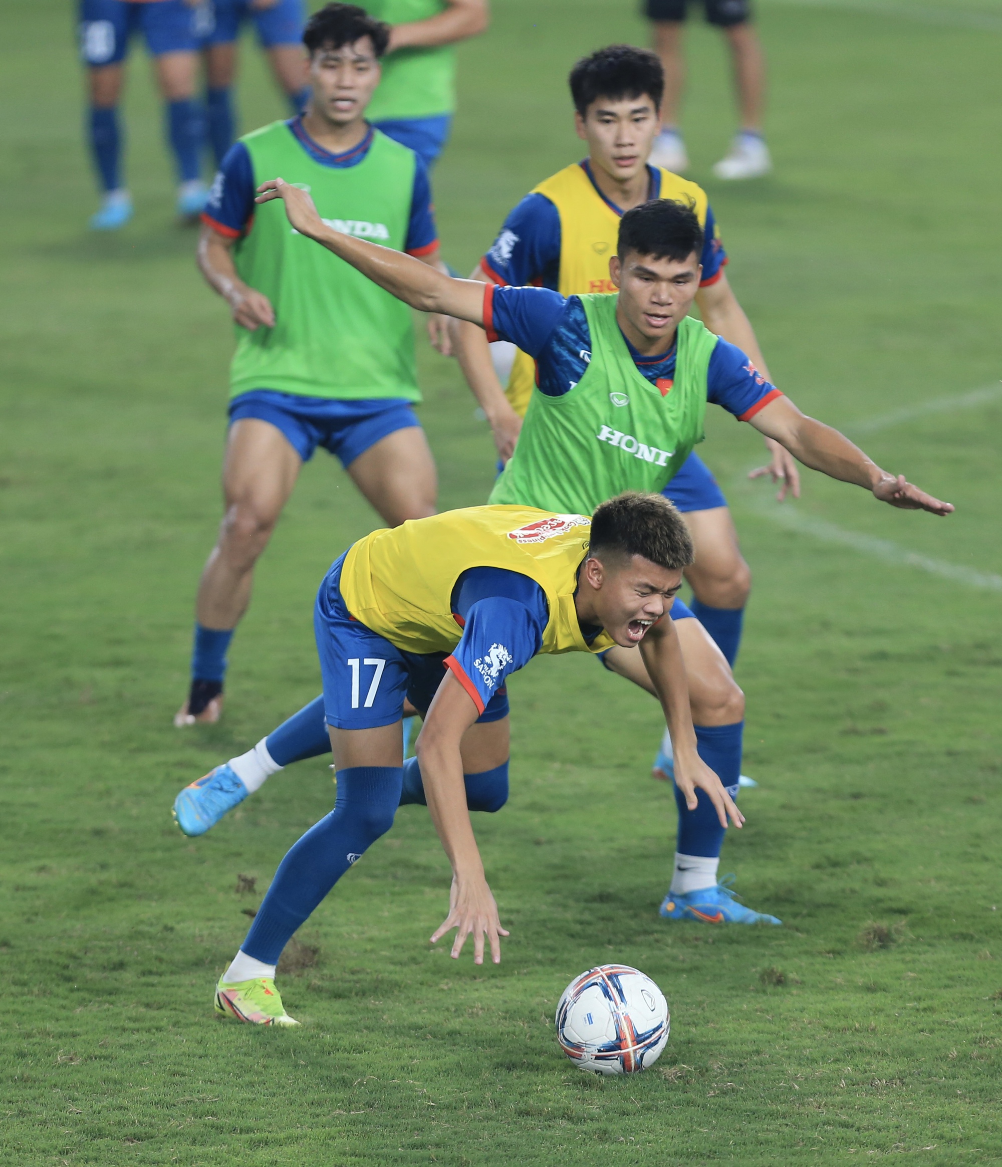 Đội tuyển Việt Nam đá đối kháng với U.23, Quang Hải đọ sức cùng đàn em - Ảnh 18.
