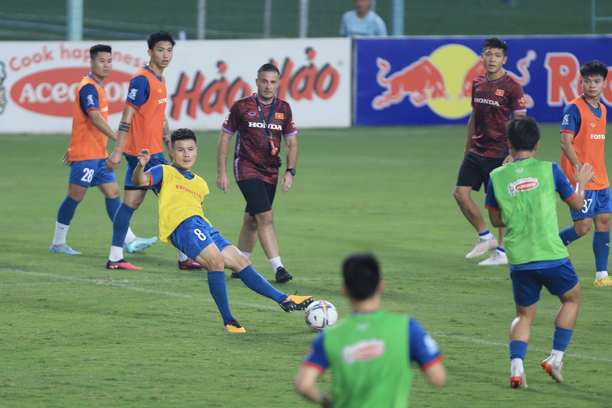 Đội tuyển Việt Nam đá đối kháng với U.23, Quang Hải đọ sức cùng đàn em - Ảnh 13.
