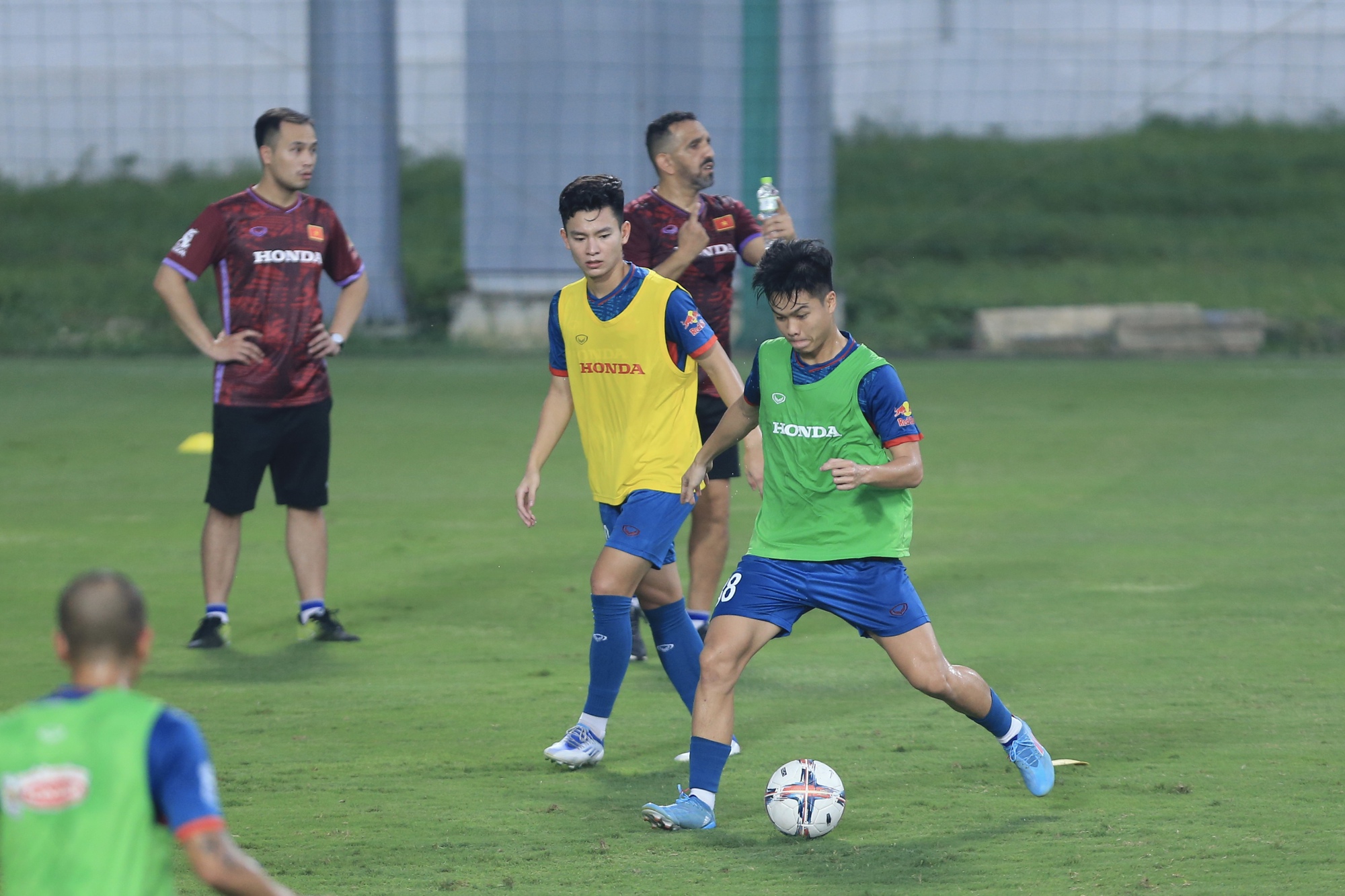 Đội tuyển Việt Nam đá đối kháng với U.23, Quang Hải đọ sức cùng đàn em - Ảnh 11.