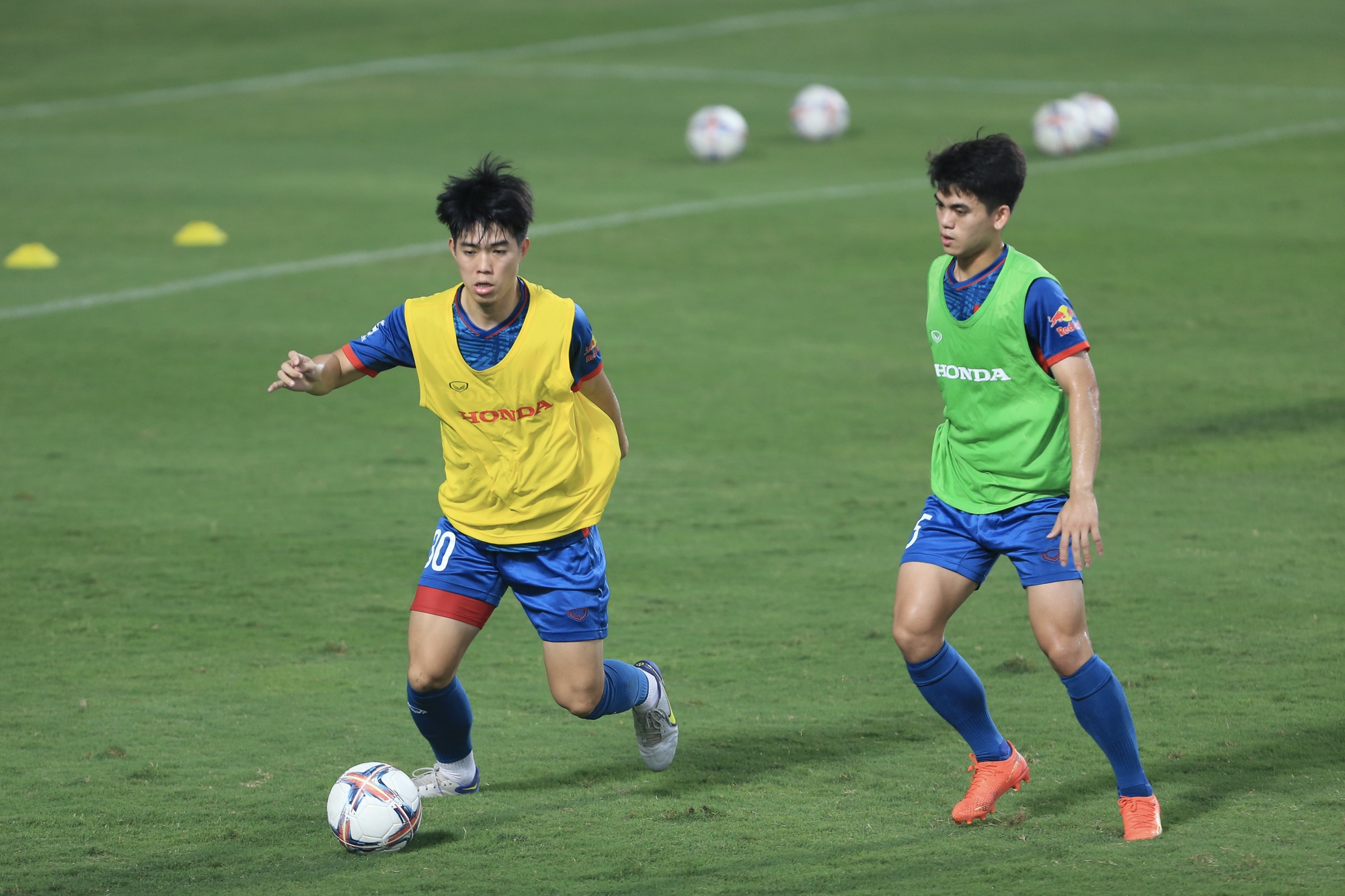 Đội tuyển Việt Nam đá đối kháng với U.23, Quang Hải đọ sức cùng đàn em - Ảnh 5.