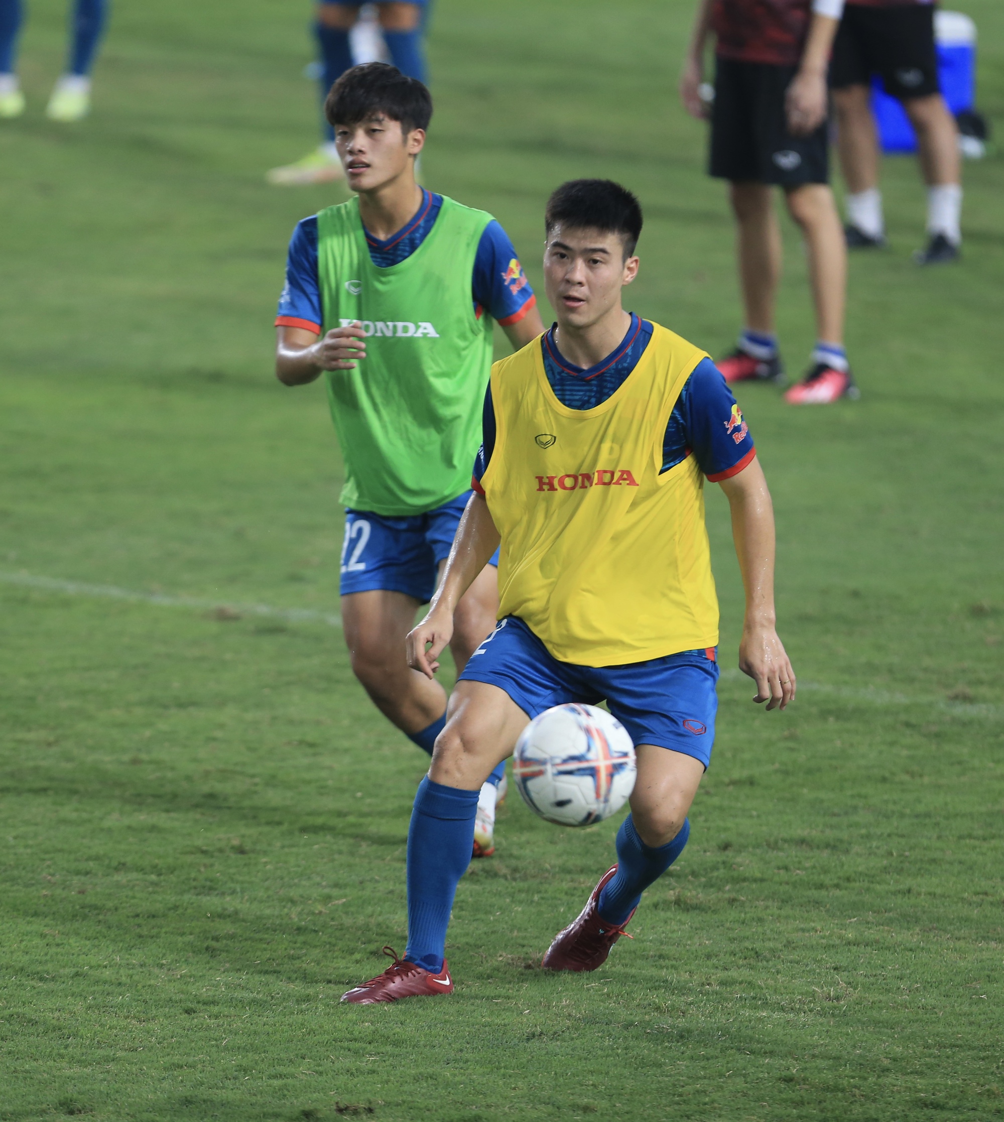 Đội tuyển Việt Nam đá đối kháng với U.23, Quang Hải đọ sức cùng đàn em - Ảnh 7.