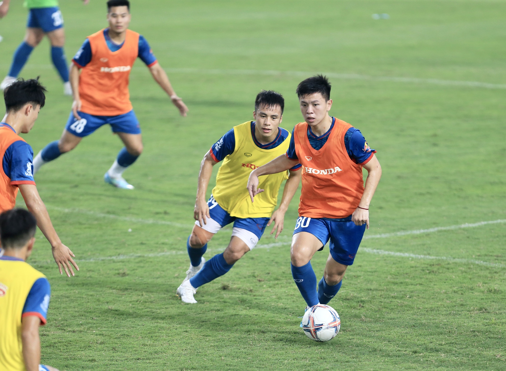Đội tuyển Việt Nam đá đối kháng với U.23, Quang Hải đọ sức cùng đàn em - Ảnh 9.
