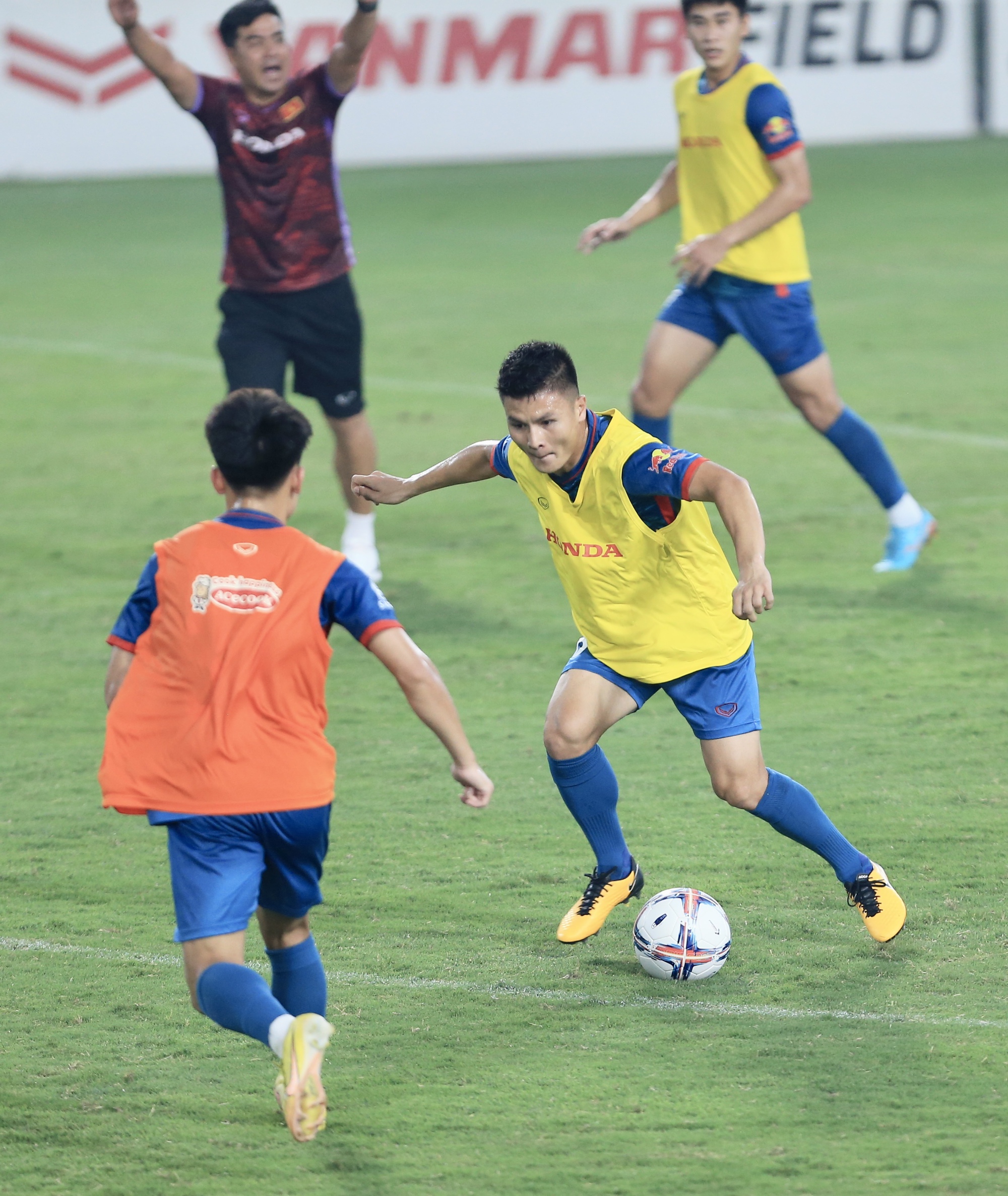 Đội tuyển Việt Nam đá đối kháng với U.23, Quang Hải đọ sức cùng đàn em - Ảnh 12.