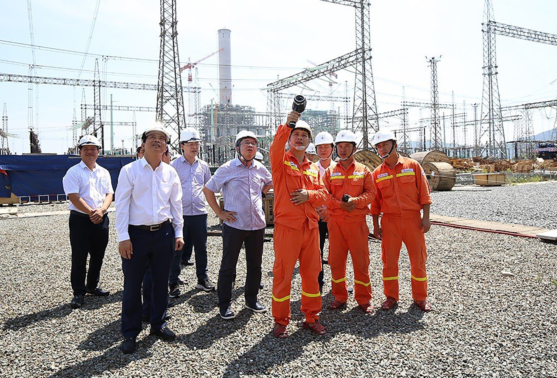 The working delegation listened to a report on the operation at the 500 kV Nho Quan Transformer Station. Đoàn công tác nghe báo cáo công tác vận hành tại Trạm biến áp 500 kV Nho Quan
