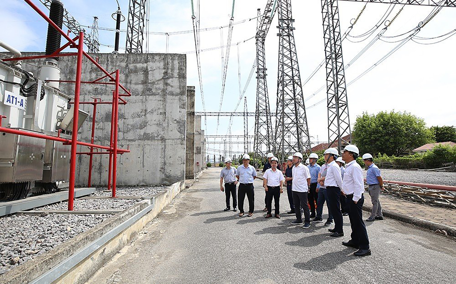 The working delegation listened to a report on the operation at the Nghi Son 500 kV Transformer Station. Đoàn công tác nghe báo cáo công tác vận hành tại Trạm biến áp 500 kV Nghi Sơn