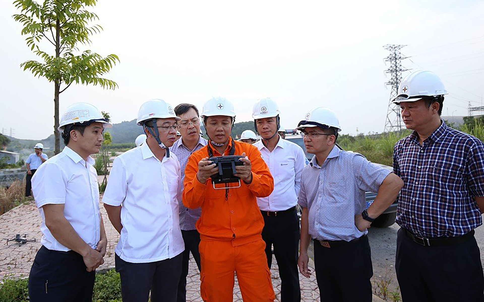 The working delegation listened to the operational report at the 500 kV Ha Tinh Transformer Station. Đoàn công tác nghe báo cáo công tác vận hành tại Trạm biến áp 500 kV Hà Tĩnh