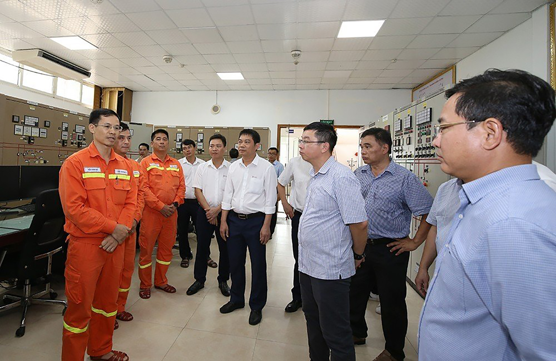 Working group inspected heat emission at 500 kV Vung Ang transformer station Đoàn công tác kiểm tra soi phát nhiệt tại Trạm biến áp 500 kV Vũng Áng