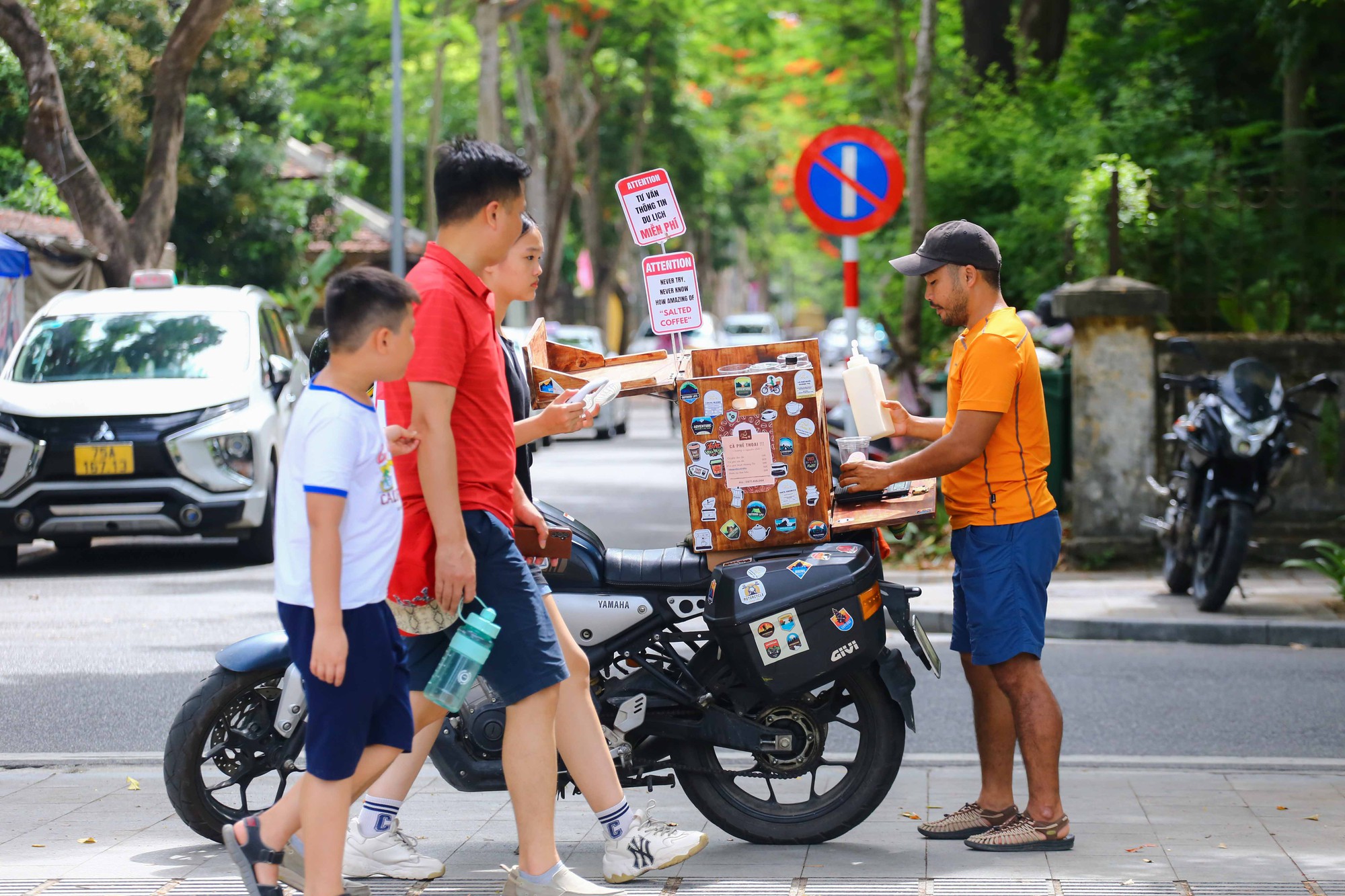 Độc đáo xe cafe tự do của chàng HDV 'bụi bặm' - Ảnh 3.