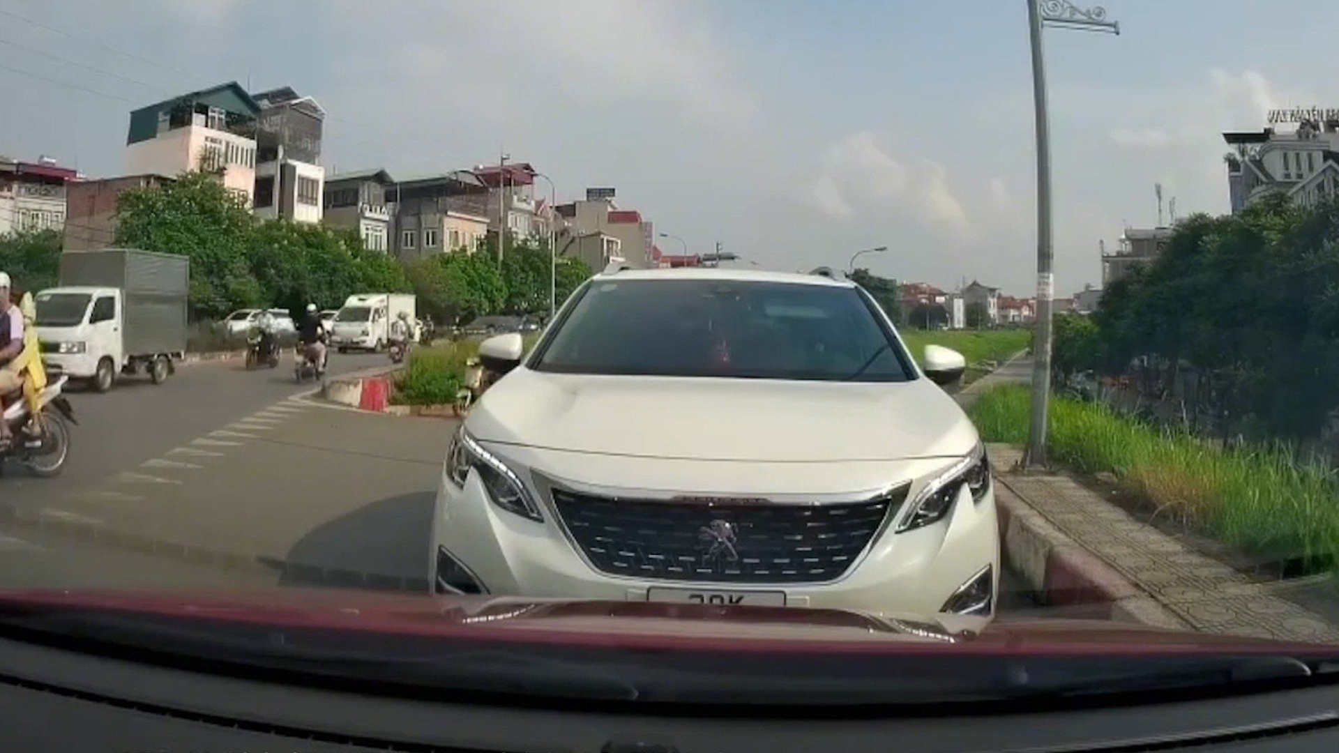 Lái ô tô ngược chiều, nữ tài xế vẫn ‘sừng cồ’ chửi bởi người đi đúng - Ảnh 2. Lái ô tô ngược chiều, nữ tài xế vẫn ‘sừng cồ’ chửi bởi người đi đúng - Ảnh 2.