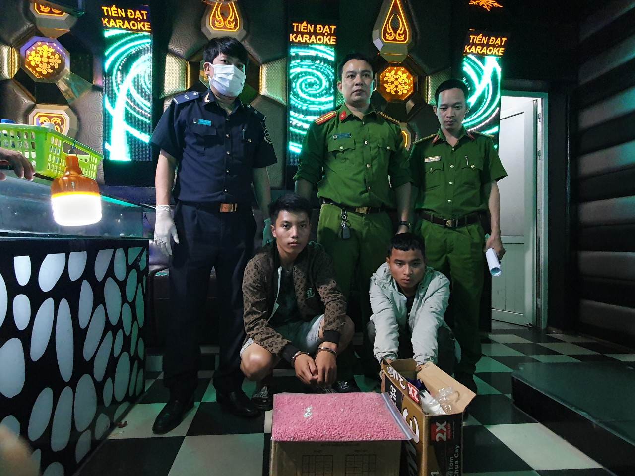 Bắt 2 nghi phạm người Lào vận chuyển 18.000 viên ma túy - Ảnh 1.