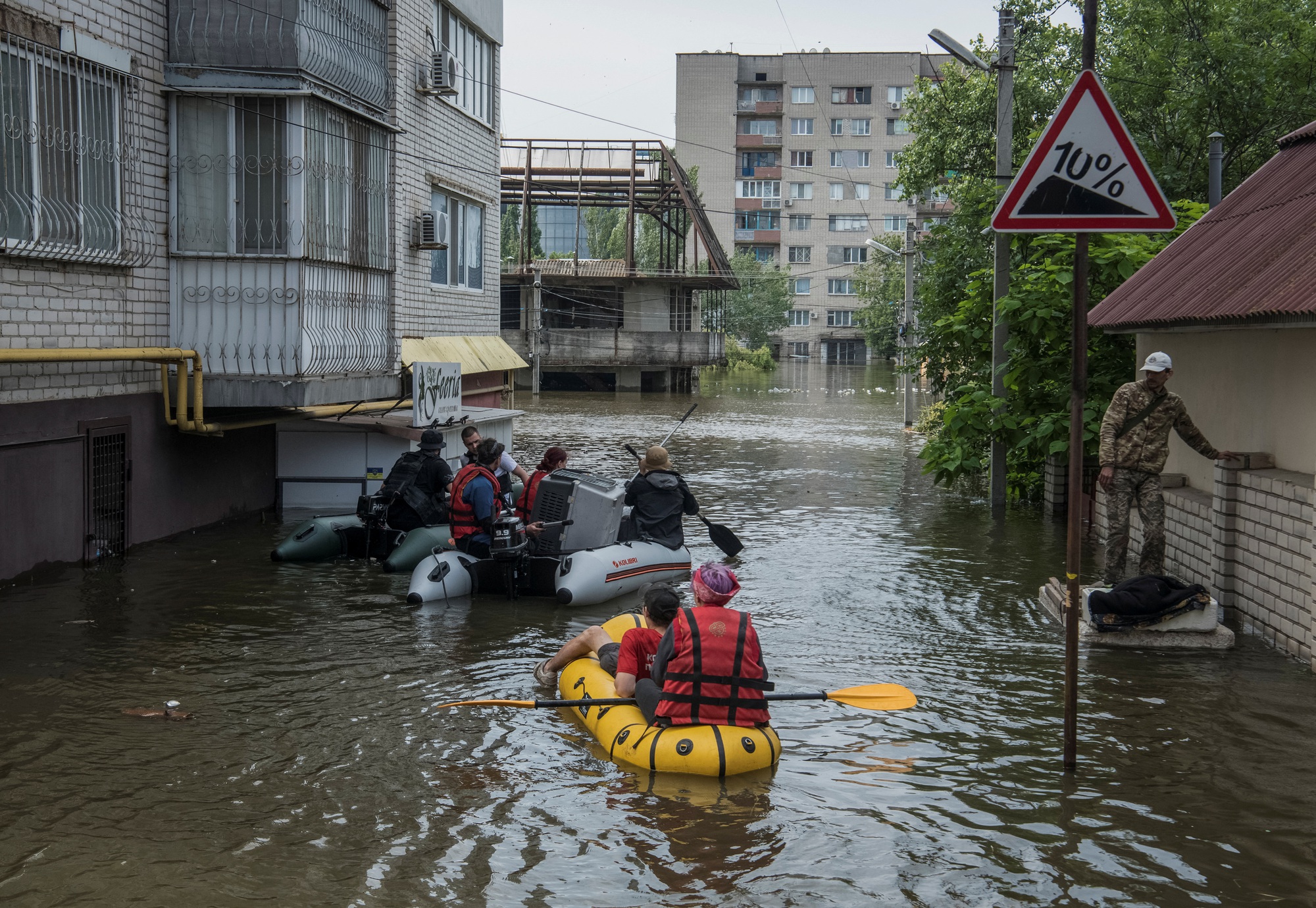 Mìn trôi nổi do lũ lụt gây ra mối đe dọa mới cho Ukraine - Ảnh 1.