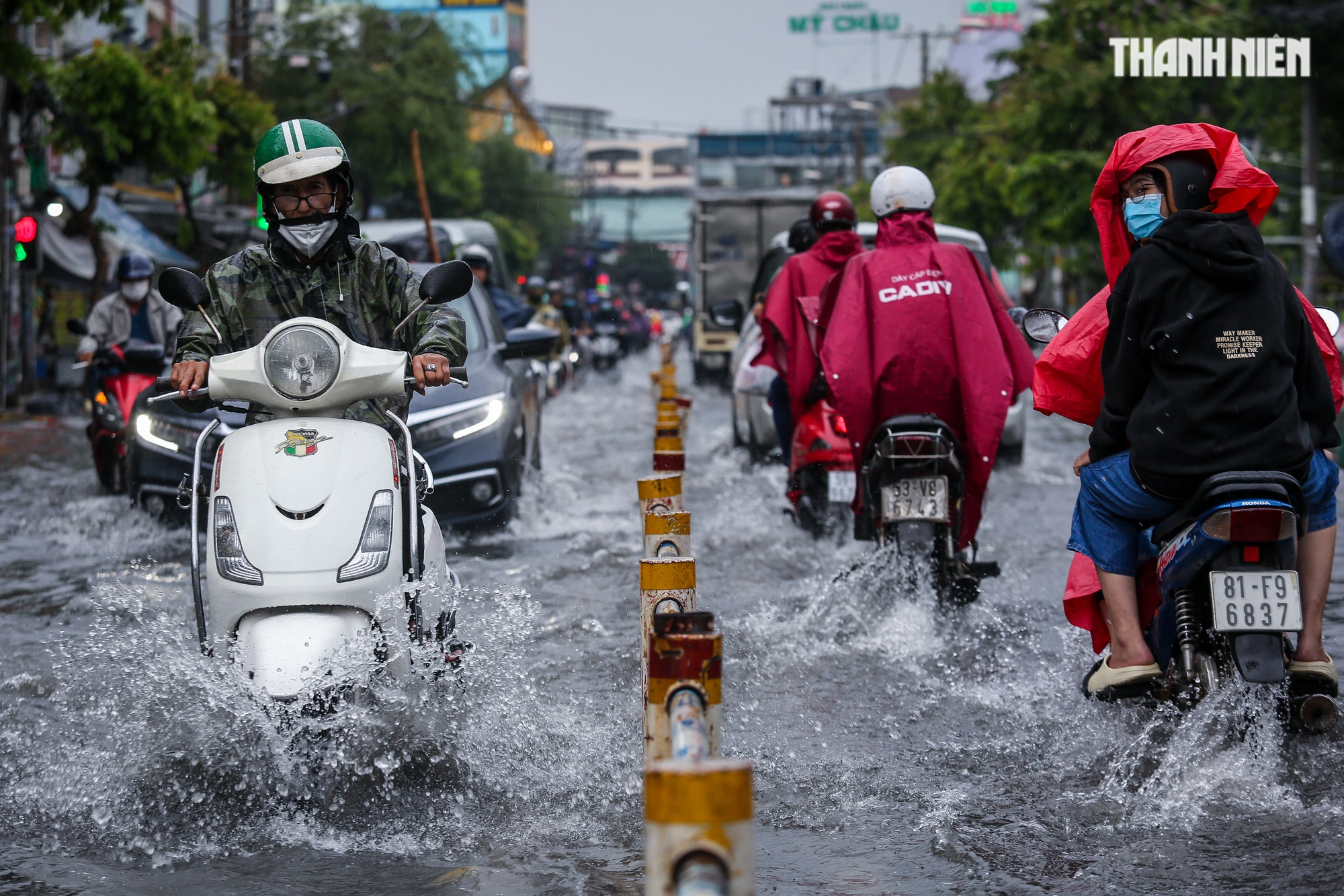 TP.HCM mưa to trắng trời, nhiều nơi ngập nước liên tục khiến người dân ngán ngẩm - Ảnh 2.