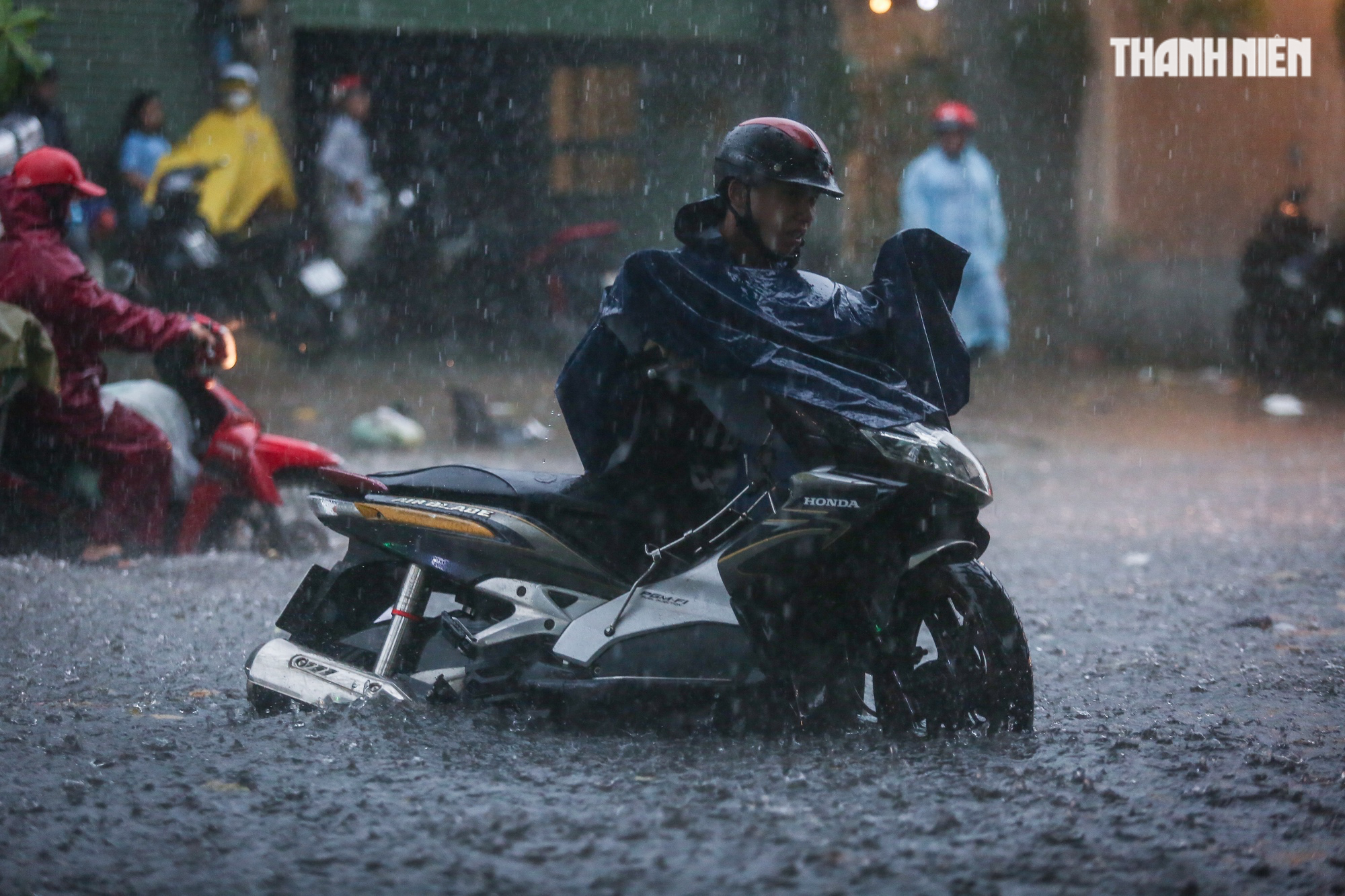 TP.HCM mưa to trắng trời, nhiều nơi ngập nước liên tục khiến người dân ngán ngẩm - Ảnh 3.