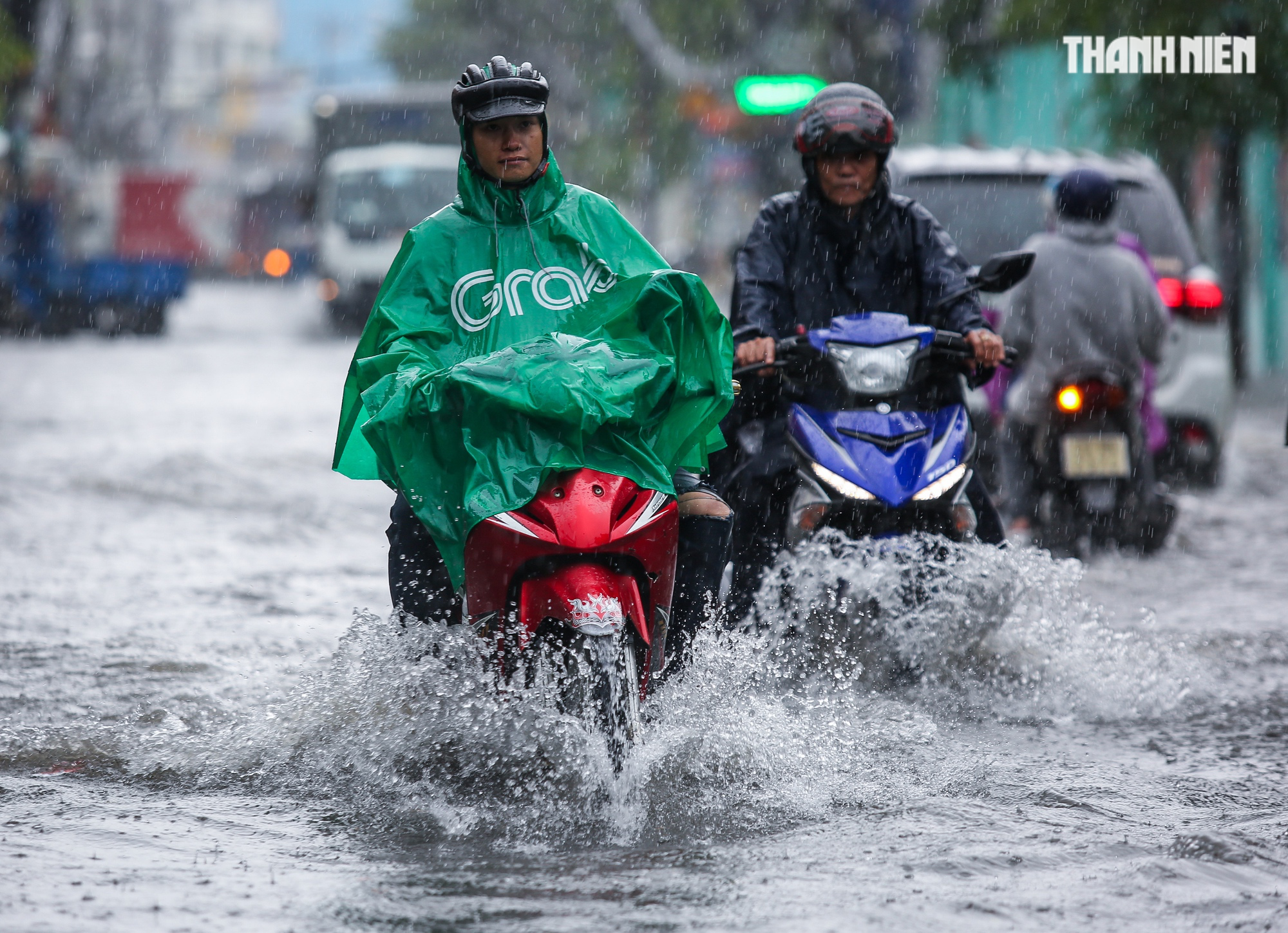 TP.HCM mưa to trắng trời, nhiều nơi ngập nước liên tục khiến người dân ngán ngẩm - Ảnh 5.