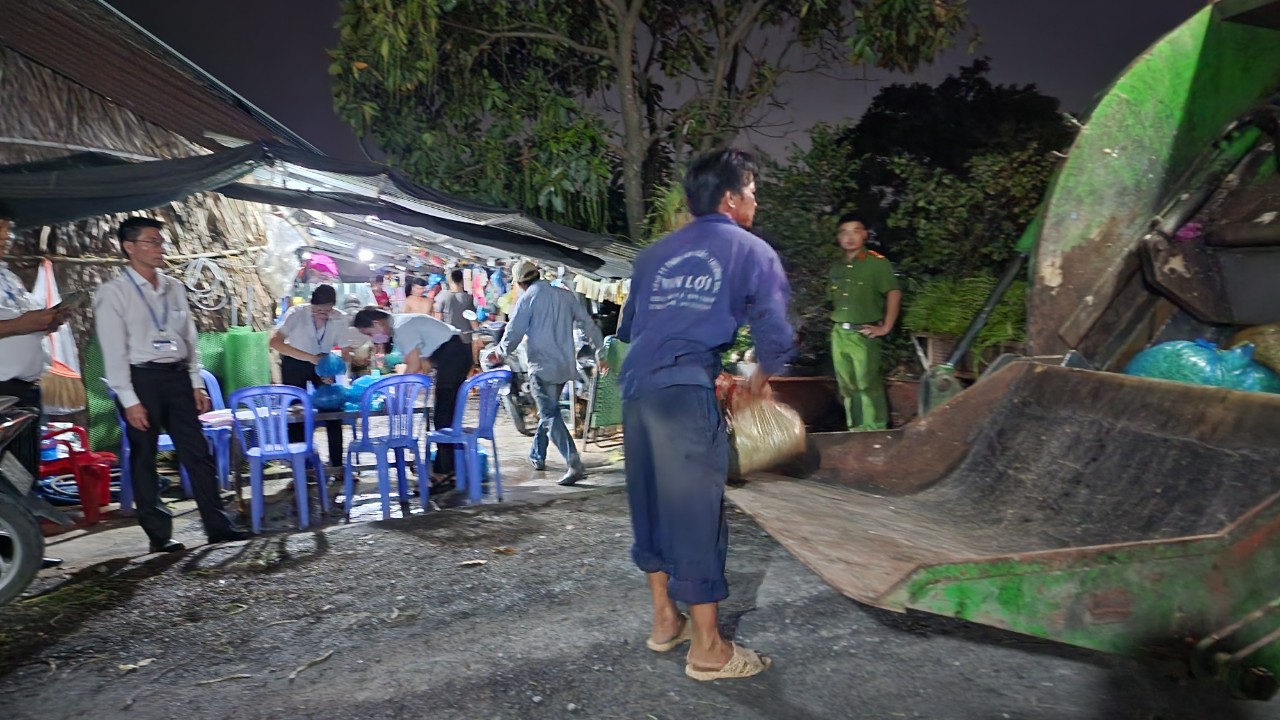 Thực phẩm độc hại bủa vây người dùng: 'Tắm' hóa chất làm tươi rau muống bào - Ảnh 4.