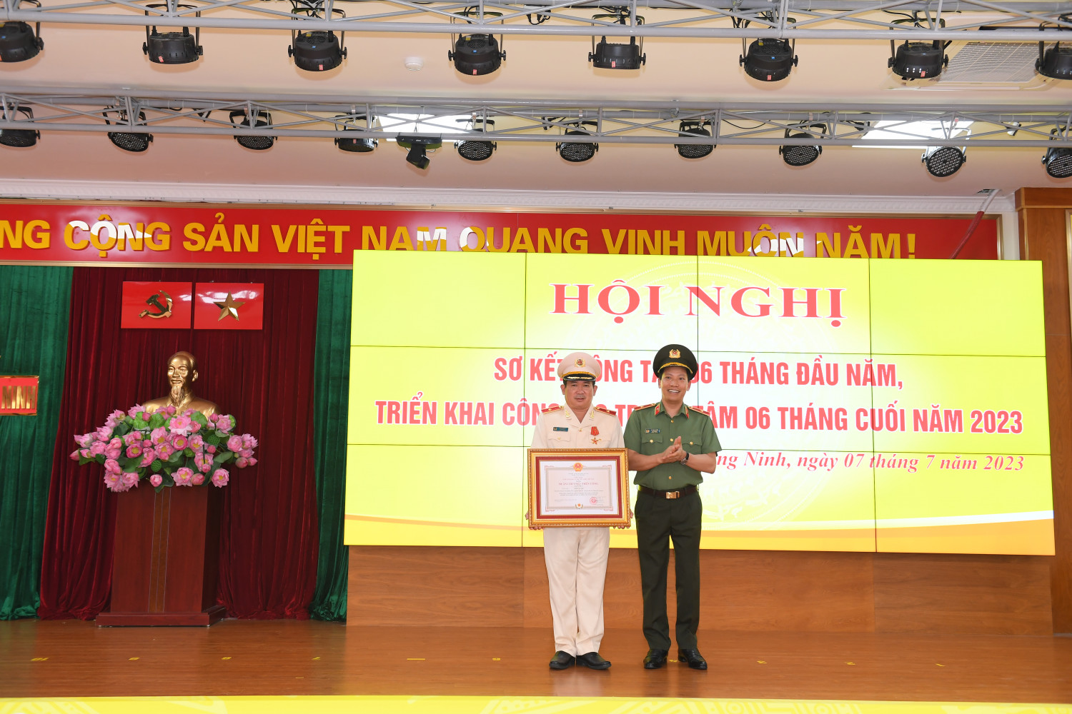 Thiếu tướng Đinh Văn Nơi nhận Huân chương Chiến công hạng nhất - Ảnh 1.