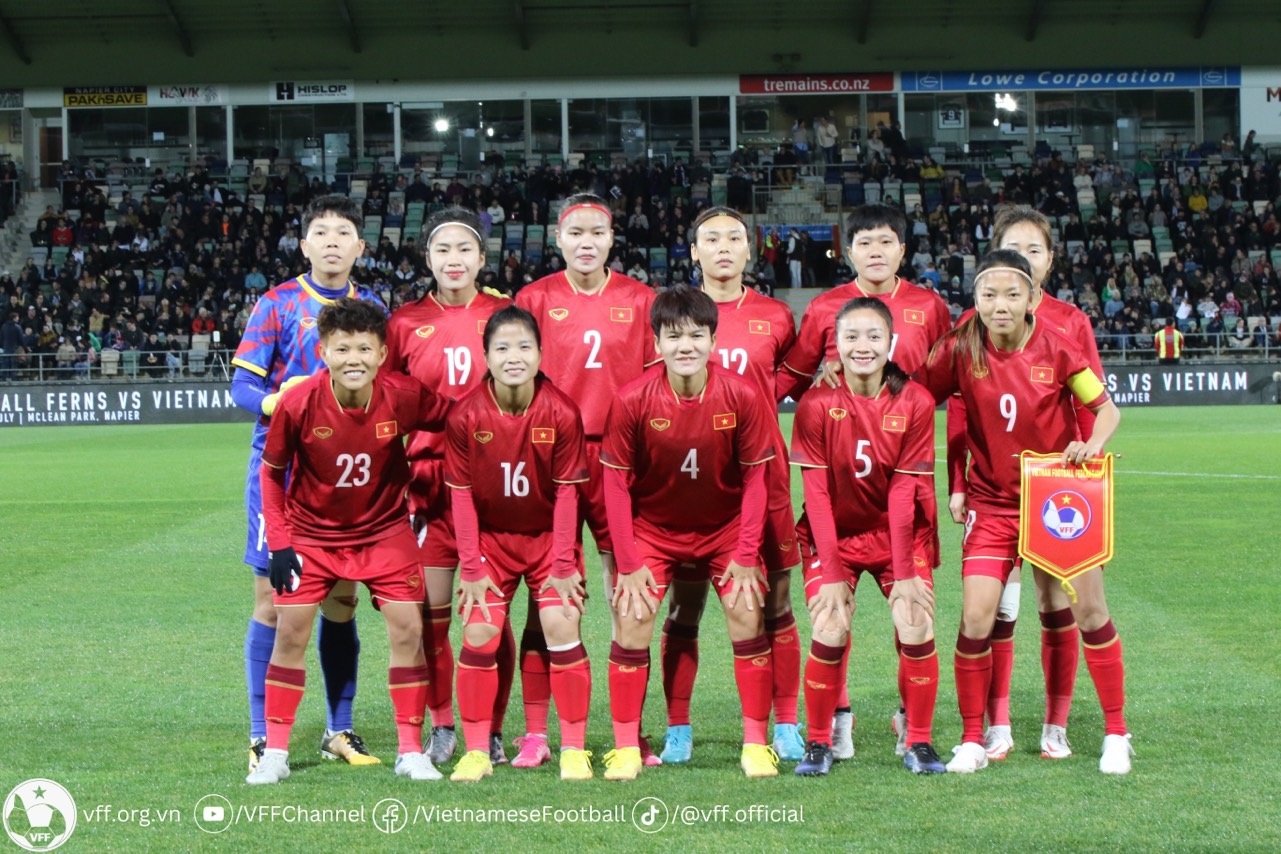 Dương Thị Vân (16) trong đội hình xuất phát đội tuyển nữ Việt Nam trận gặp New Zealand