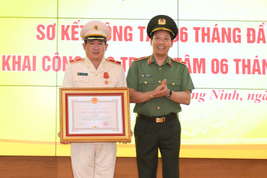 Thiếu tướng Đinh Văn Nơi nhận huân chương chiến công hạng nhất  - Ảnh 1.