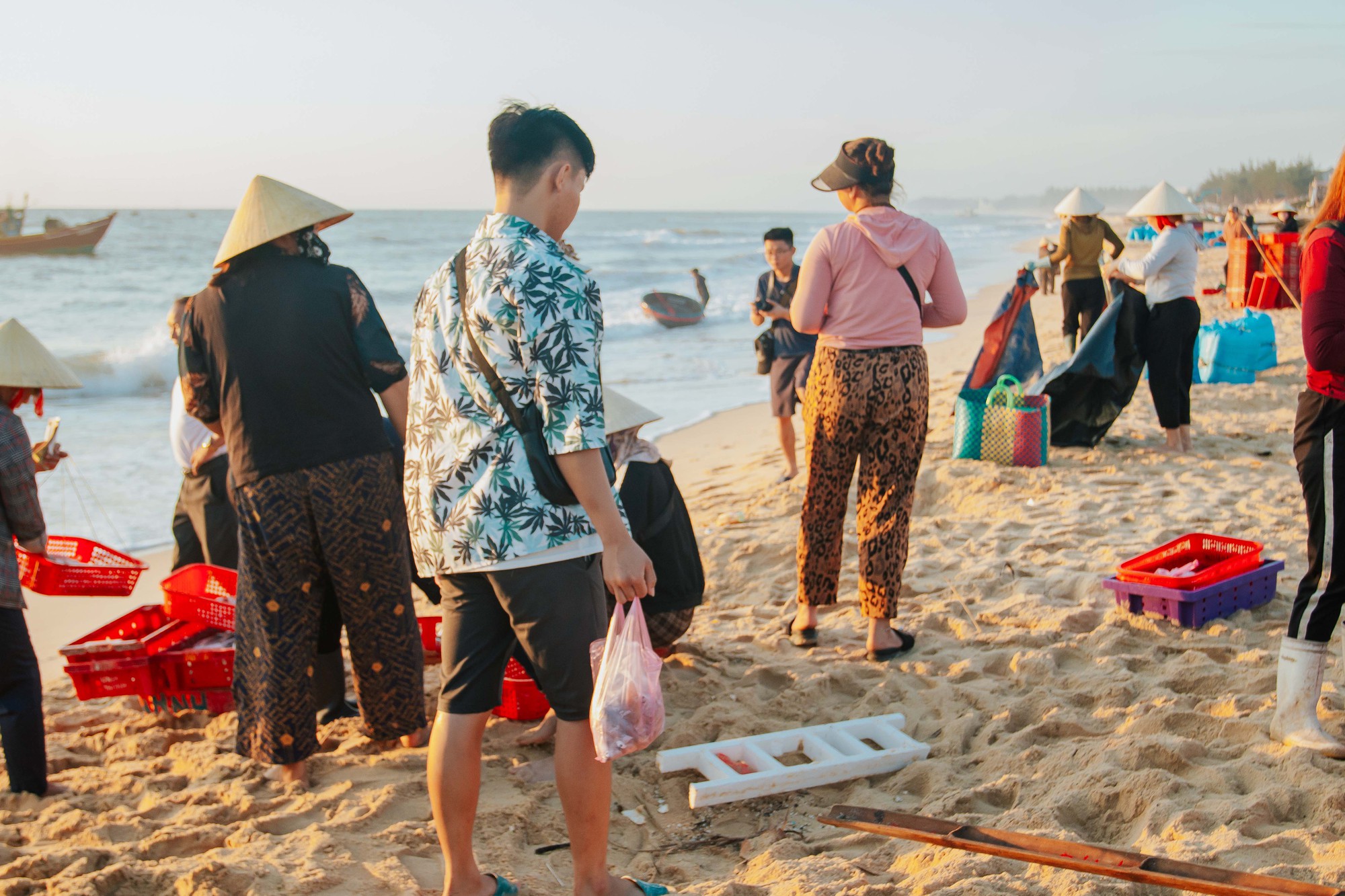 Về chợ cá Quảng Bình ngắm bình minh, thưởng thức món lạ - Ảnh 7.