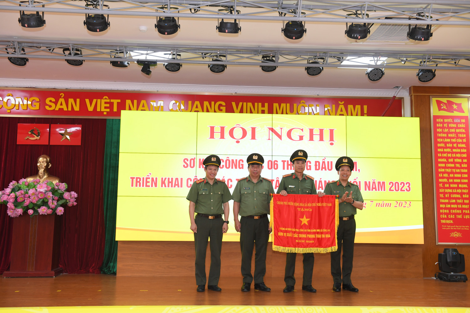 Thiếu tướng Đinh Văn Nơi nhận Huân chương Chiến công hạng nhất - Ảnh 2.