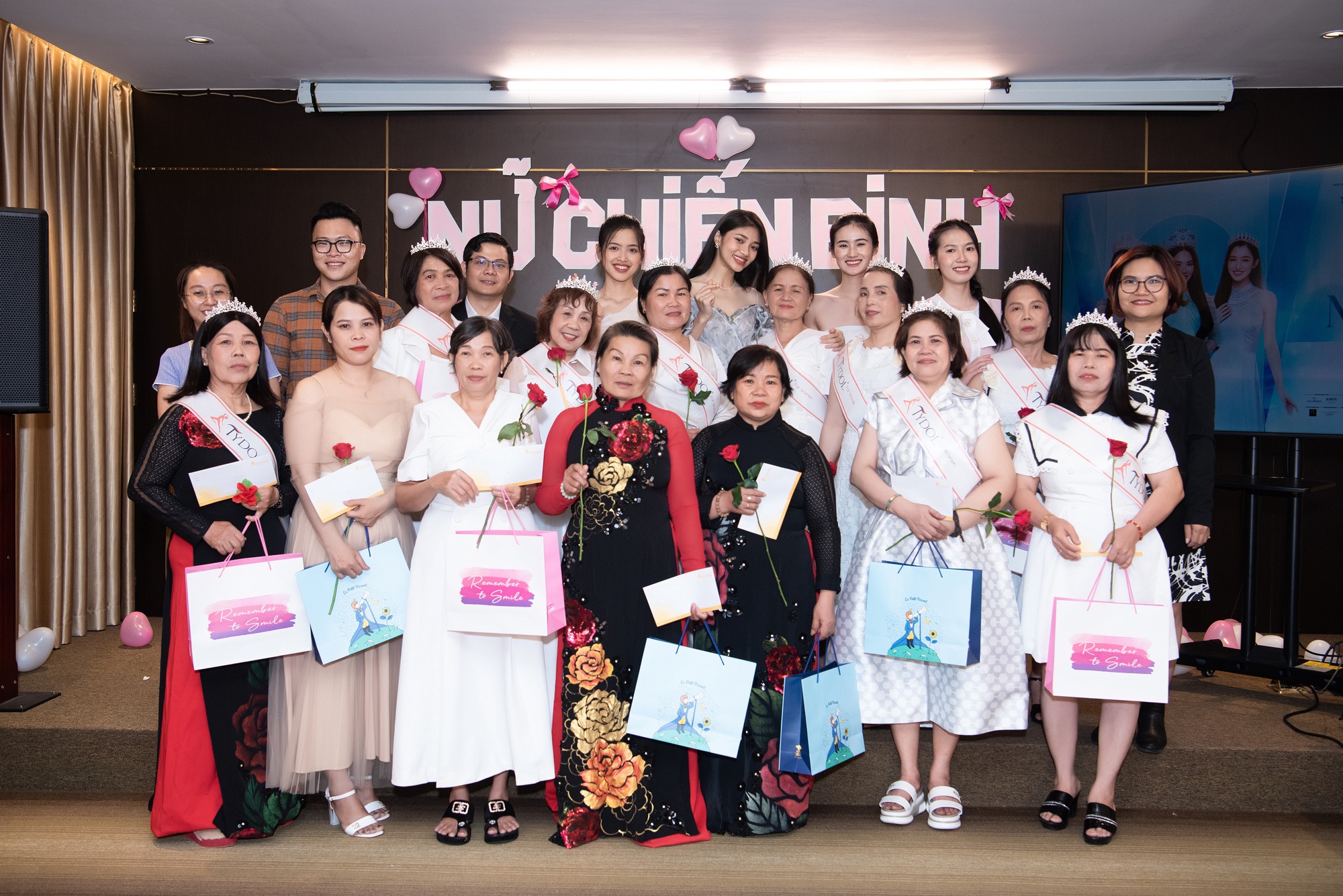 Thí sinh Hoa hậu Thế giới Việt Nam 2023 giản dị thăm các bệnh nhân ung thư - Ảnh 8.
