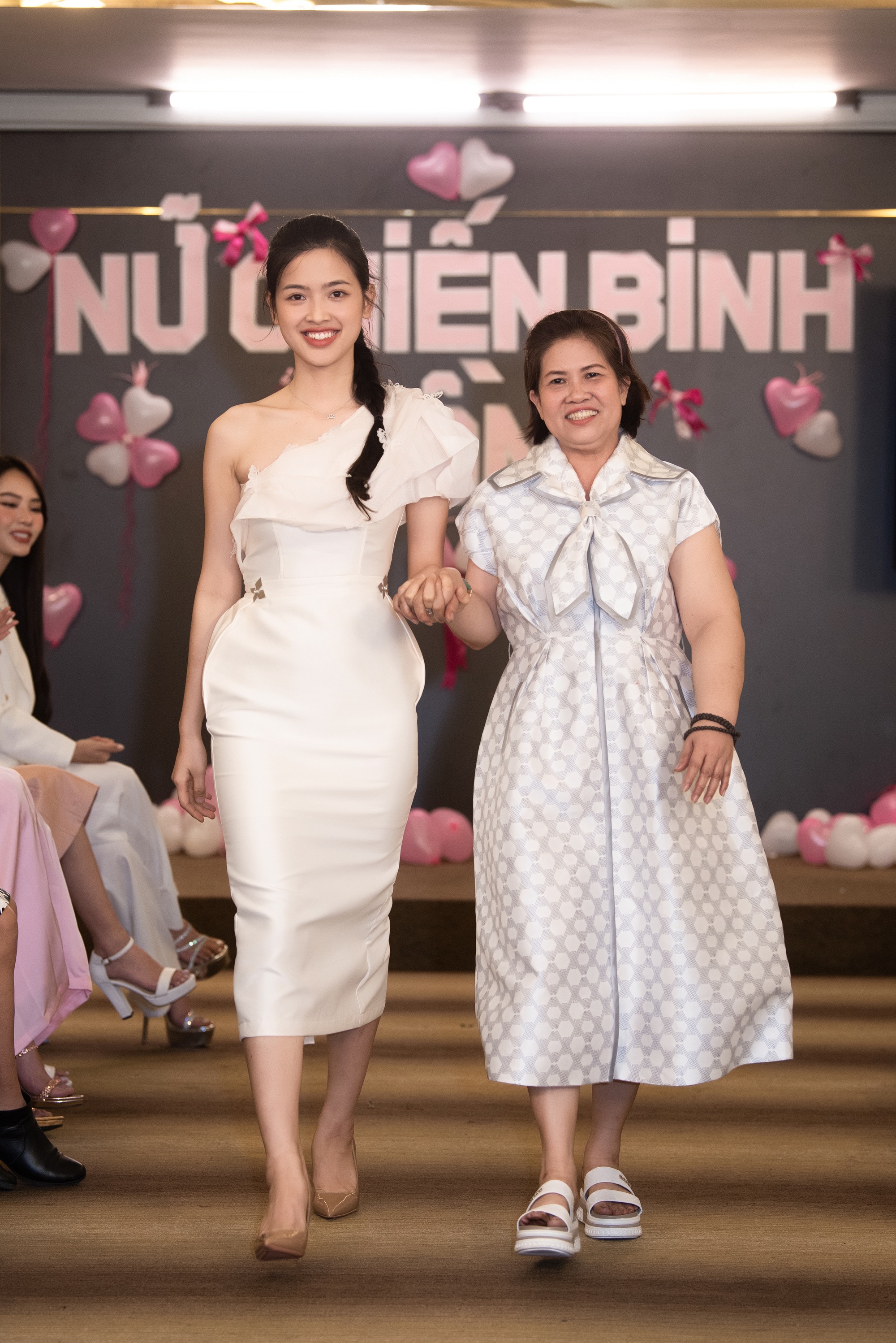 Thí sinh Hoa hậu Thế giới Việt Nam 2023 giản dị thăm các bệnh nhân ung thư - Ảnh 7.