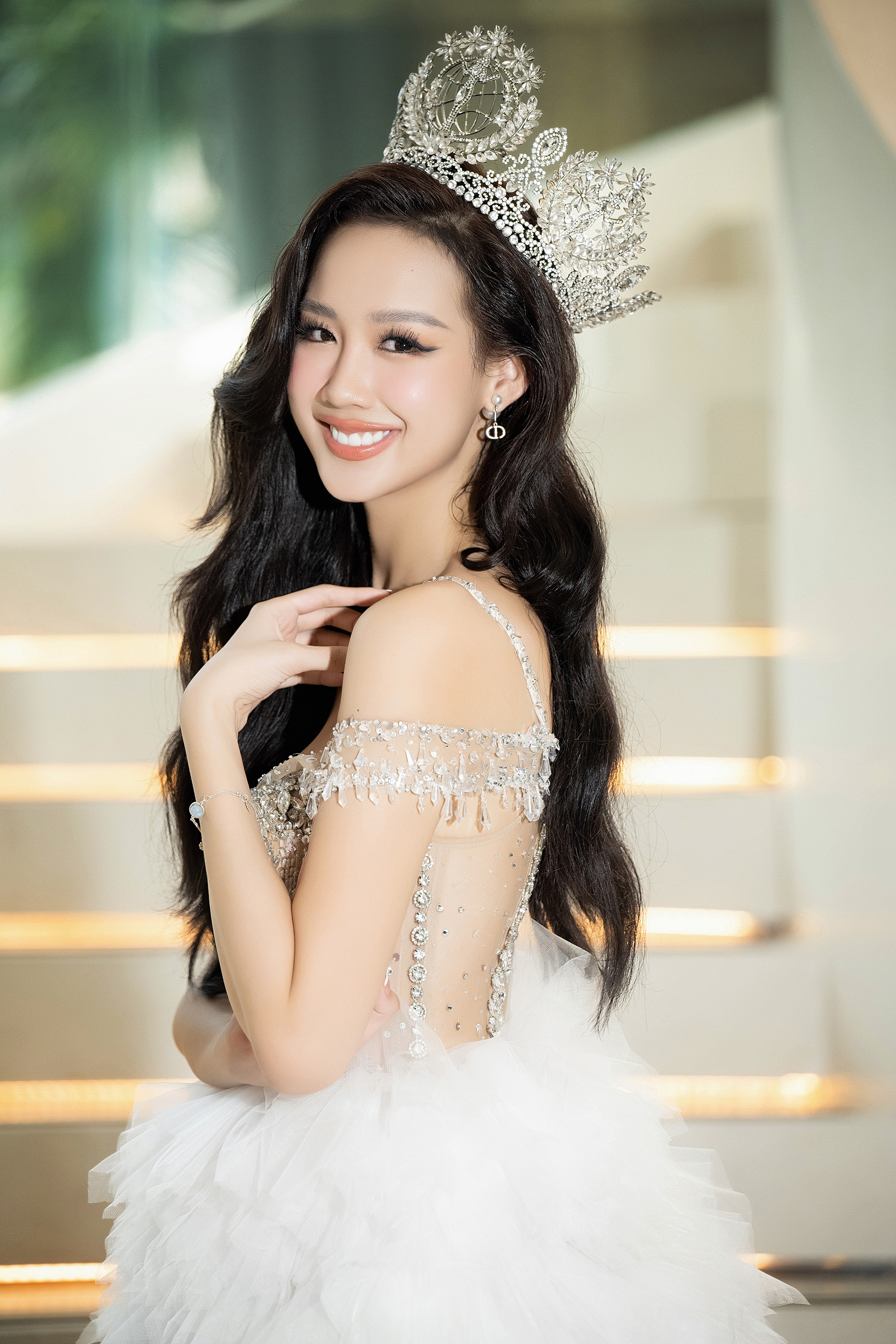 Á hậu Kiều Loan khoe lưng trần đọ sắc với Hoa hậu Mai Phương, Thiên Ân - Ảnh 4.