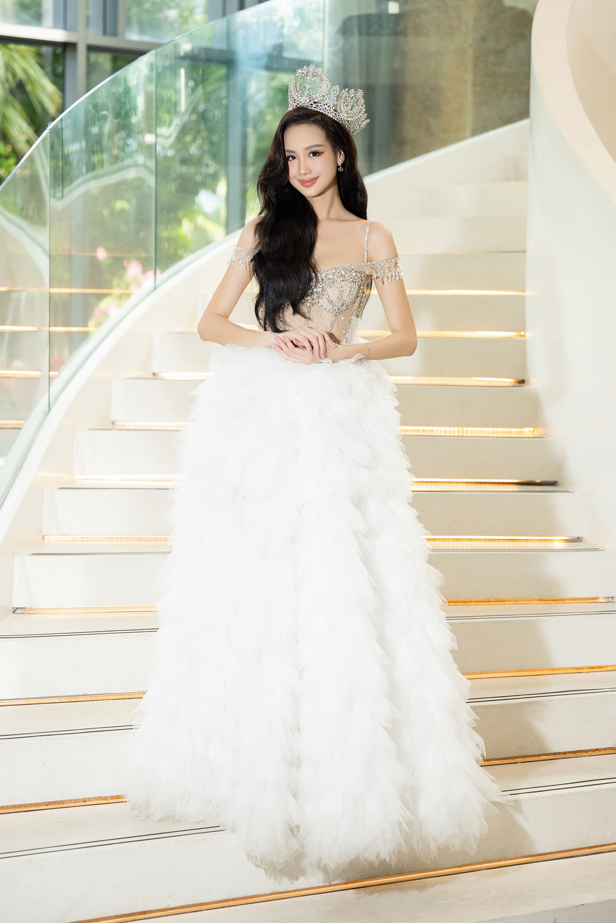 Á hậu Kiều Loan khoe lưng trần đọ sắc với Hoa hậu Mai Phương, Thiên Ân - Ảnh 3.