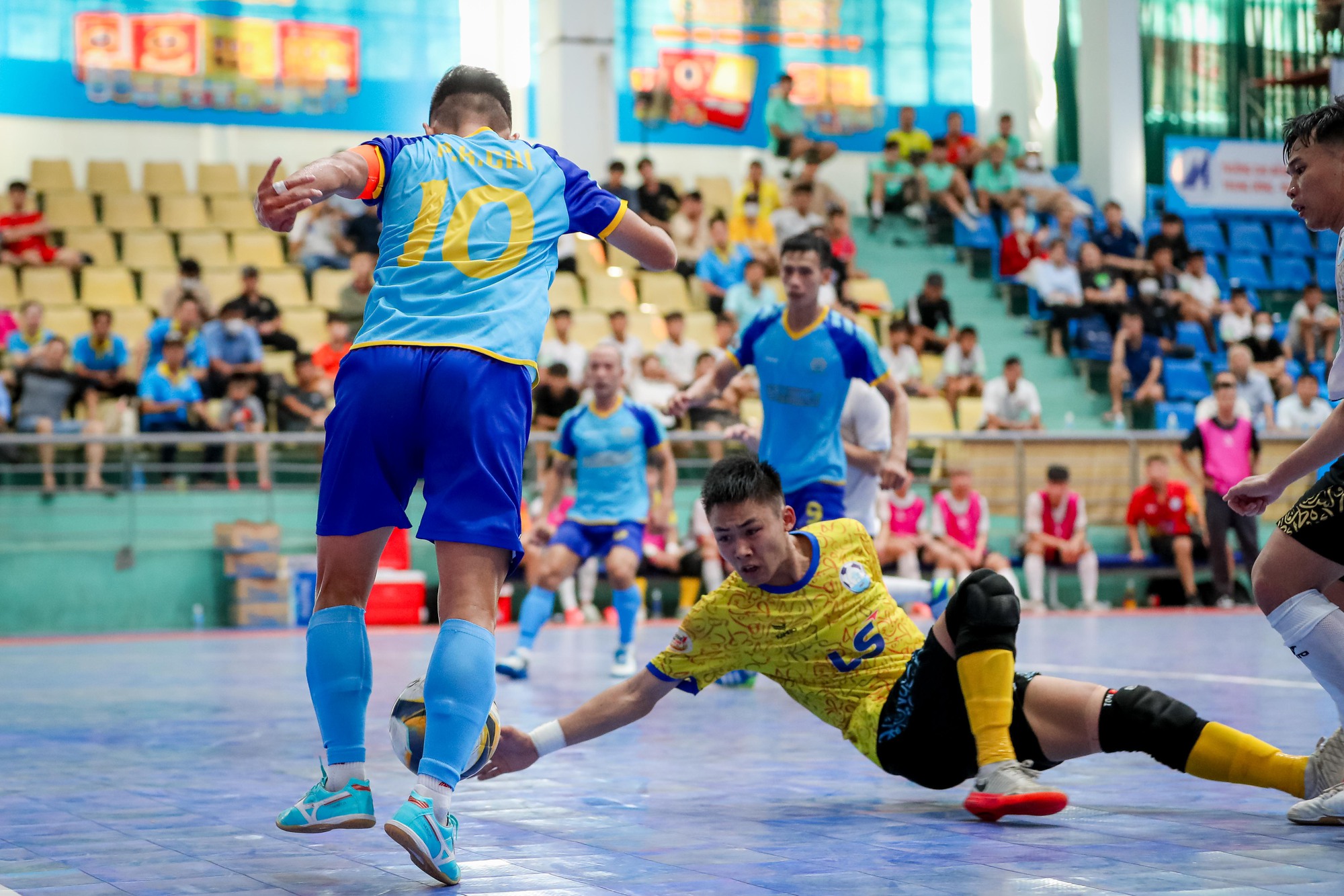 Thái Sơn Nam gây sốc ở cuộc đua vô địch giải futsal VĐQG HDBank 2023 - Ảnh 4.