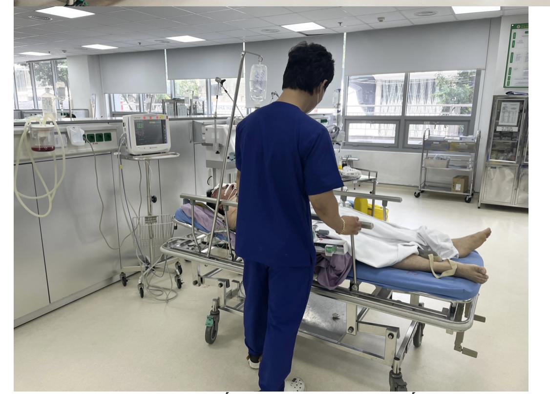 Melecur teruk akibat letupan periuk tekanan semasa memasak - Foto 1. Bỏng nặng do nổ nồi áp suất khi nấu  - Ảnh 1.