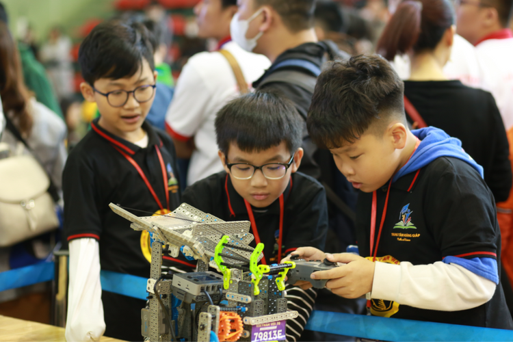 Kicking off the ‘Year of Robotics’ and the 2024 VEX Robotics National Championship