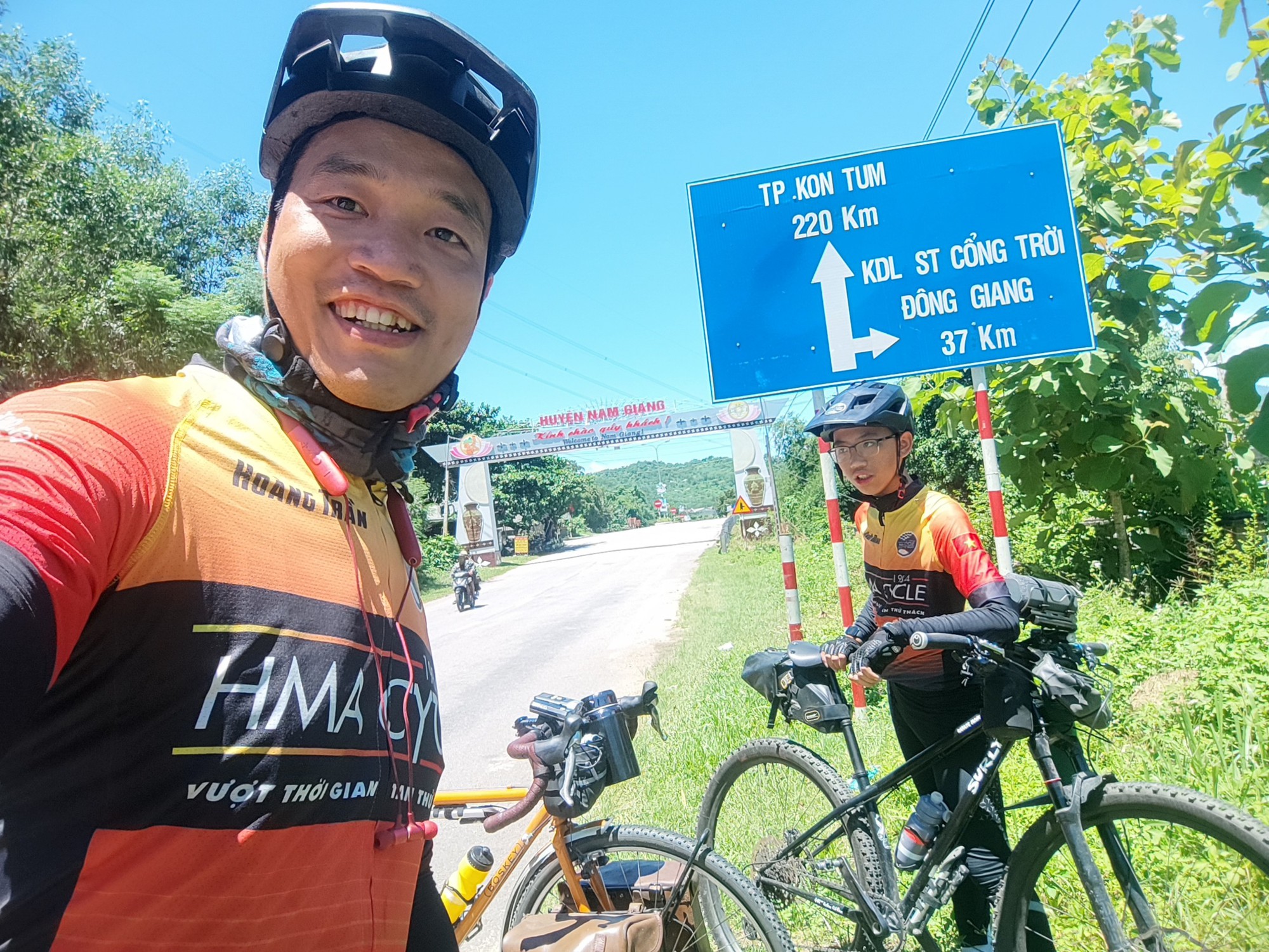 Cậu bé 12 tuổi cùng bố đạp xe vượt hơn 1.000 km