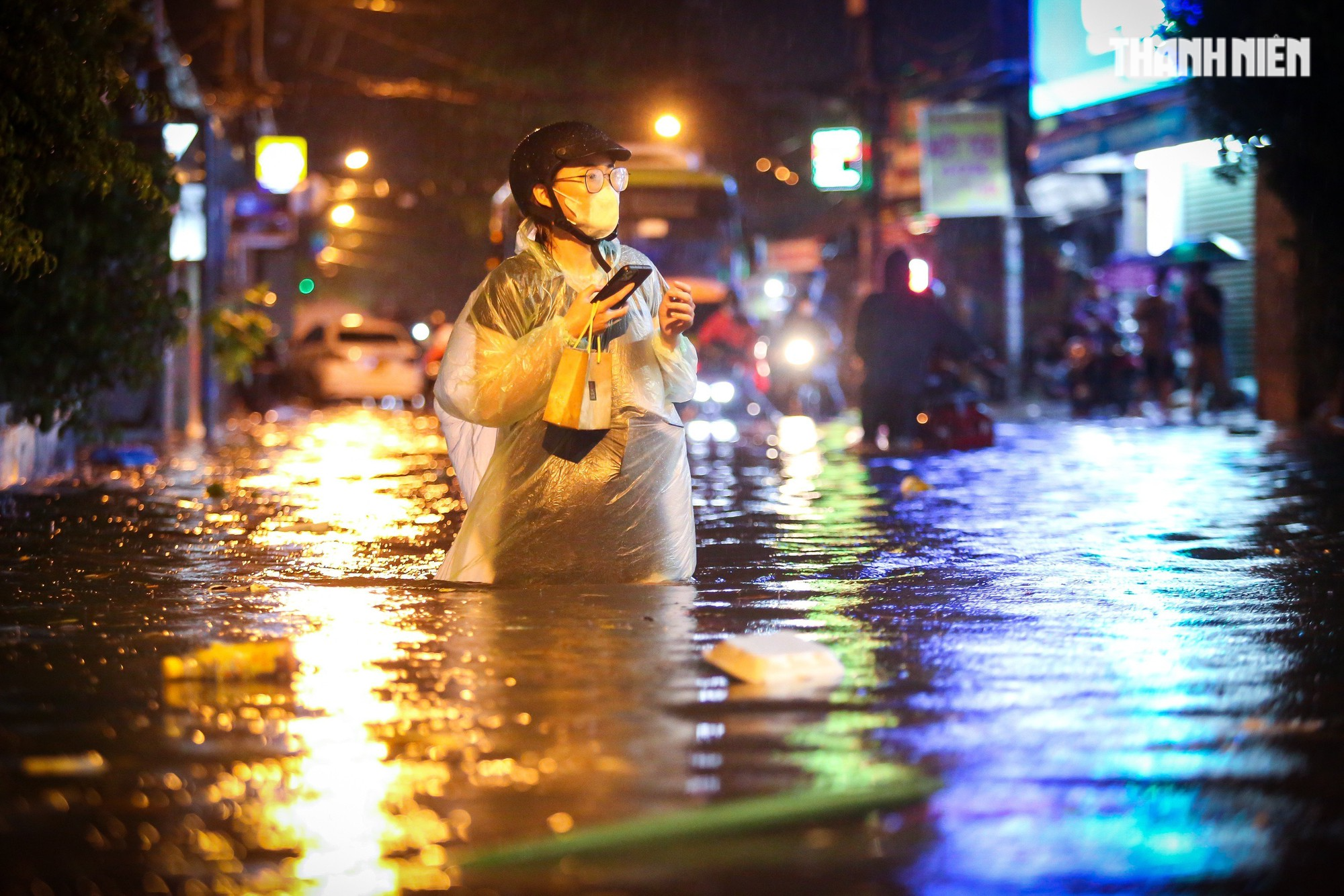 TP.HCM mưa lớn tối nay: Nước dâng tới yên, có người 'cõng xe' qua đoạn ngập - Ảnh 3.
