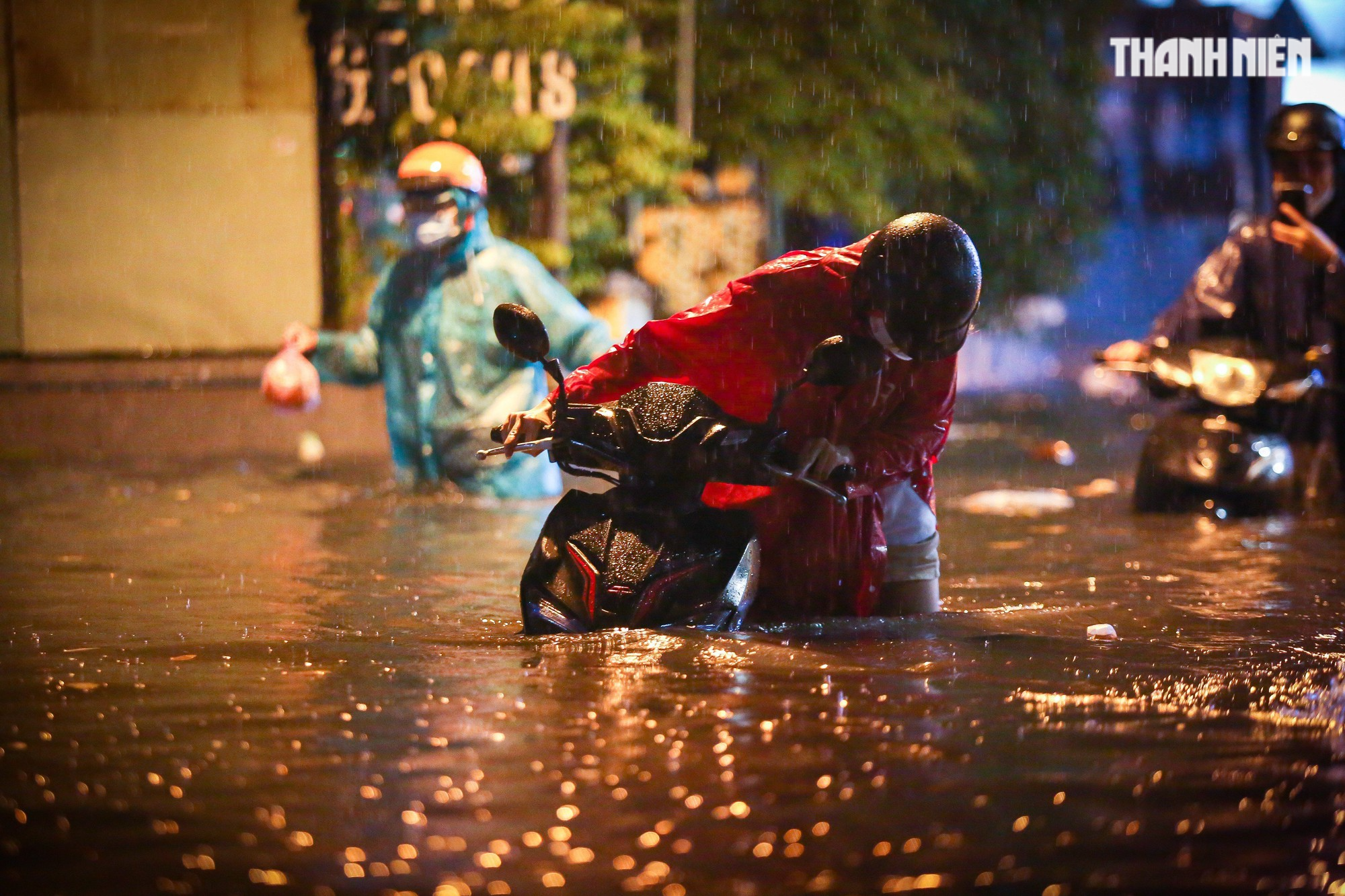 TP.HCM mưa lớn tối nay: Nước dâng tới yên, có người 'cõng xe' qua đoạn ngập - Ảnh 4.