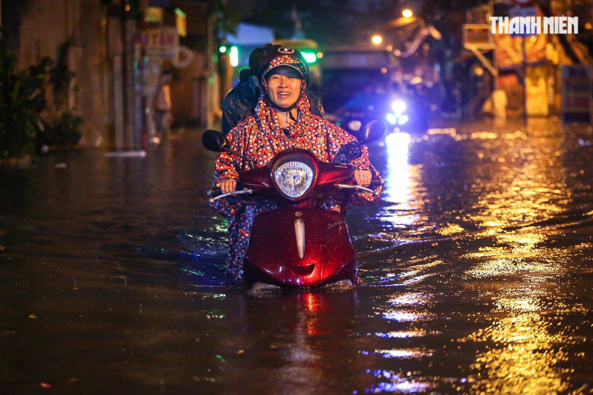 TP.HCM mưa lớn tối nay: Nước dâng tới yên, có người 'cõng xe' qua đoạn ngập - Ảnh 6.