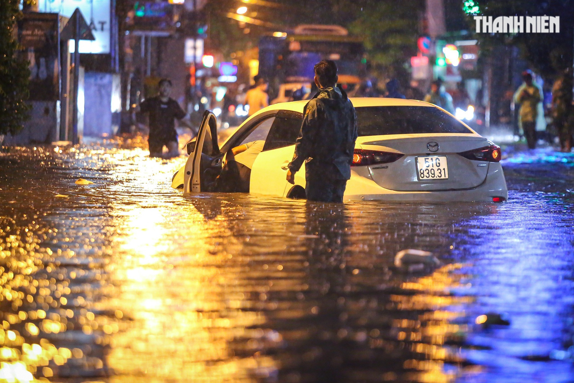 TP.HCM mưa lớn tối nay: Nước dâng tới yên, có người 'cõng xe' qua đoạn ngập - Ảnh 7.