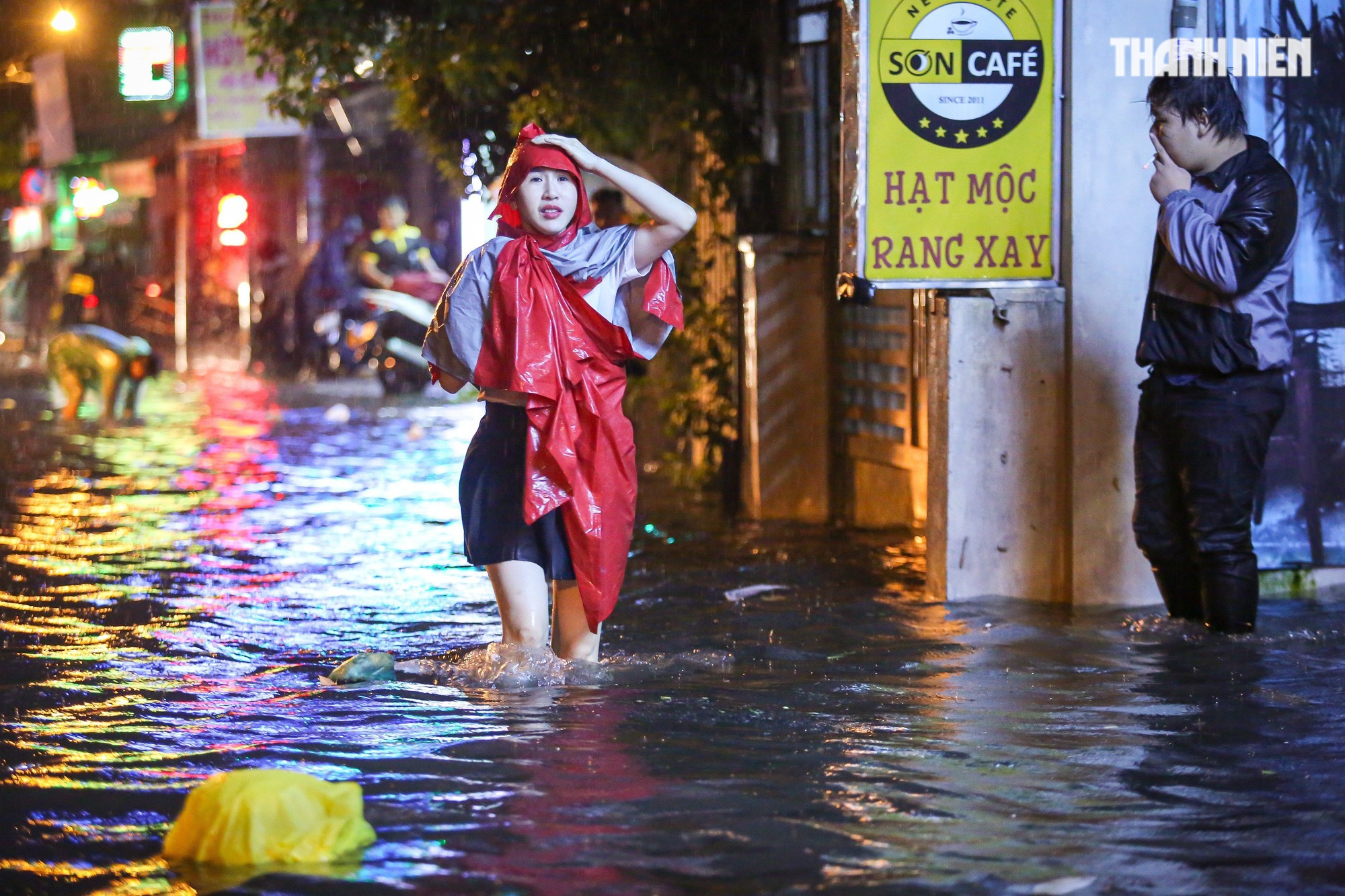 TP.HCM mưa lớn tối nay: Nước dâng tới yên, có người 'cõng xe' qua đoạn ngập - Ảnh 8.