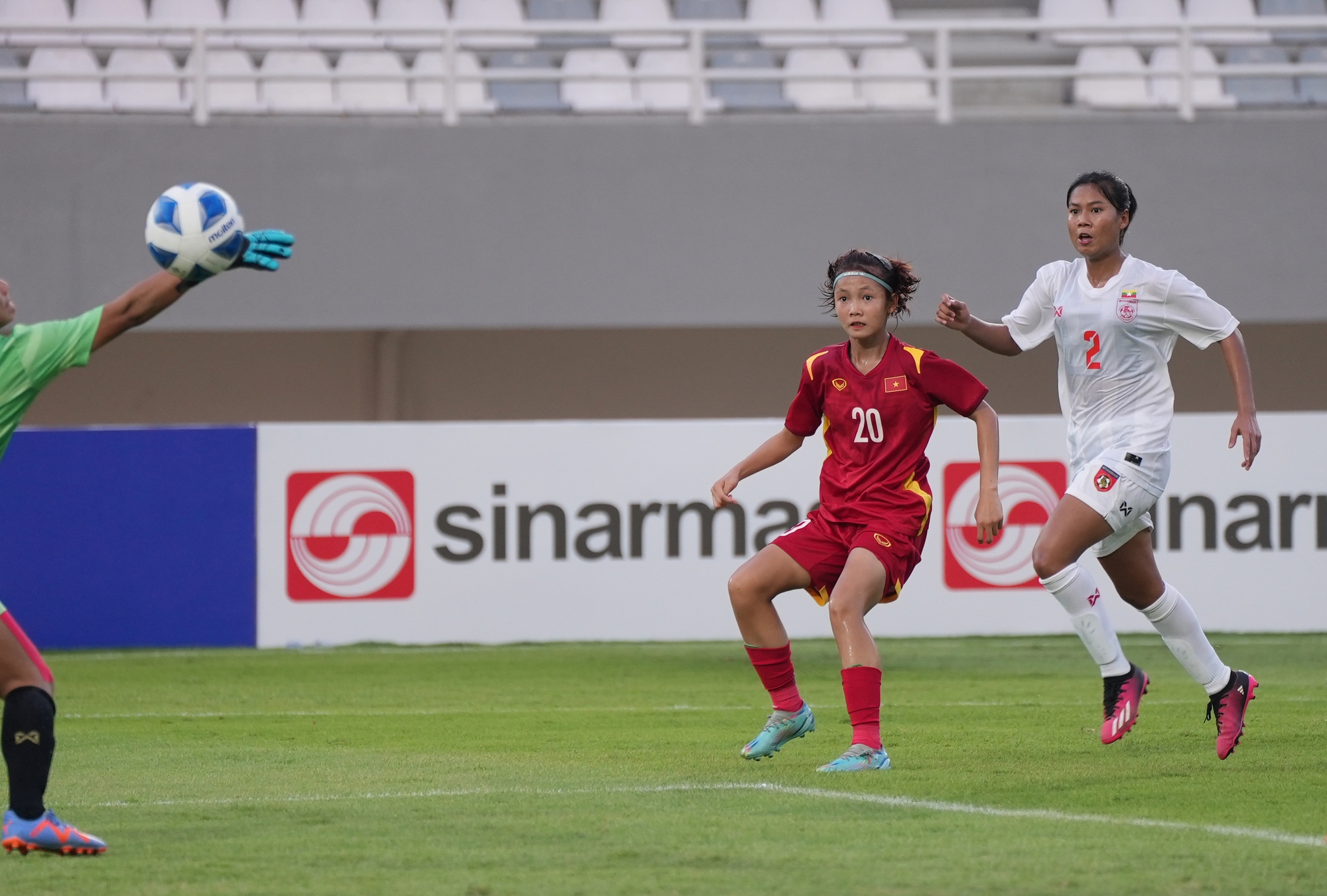 Thắng nghẹt thở Myanmar, U.19 nữ Việt Nam vào chung kết giải Đông Nam Á - Ảnh 3.