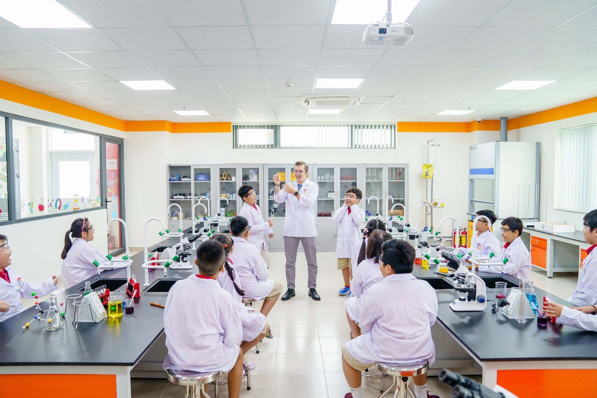 Học trường quốc tế với chi phí 75 triệu/năm tại Royal School có gì hấp dẫn? - Ảnh 1.