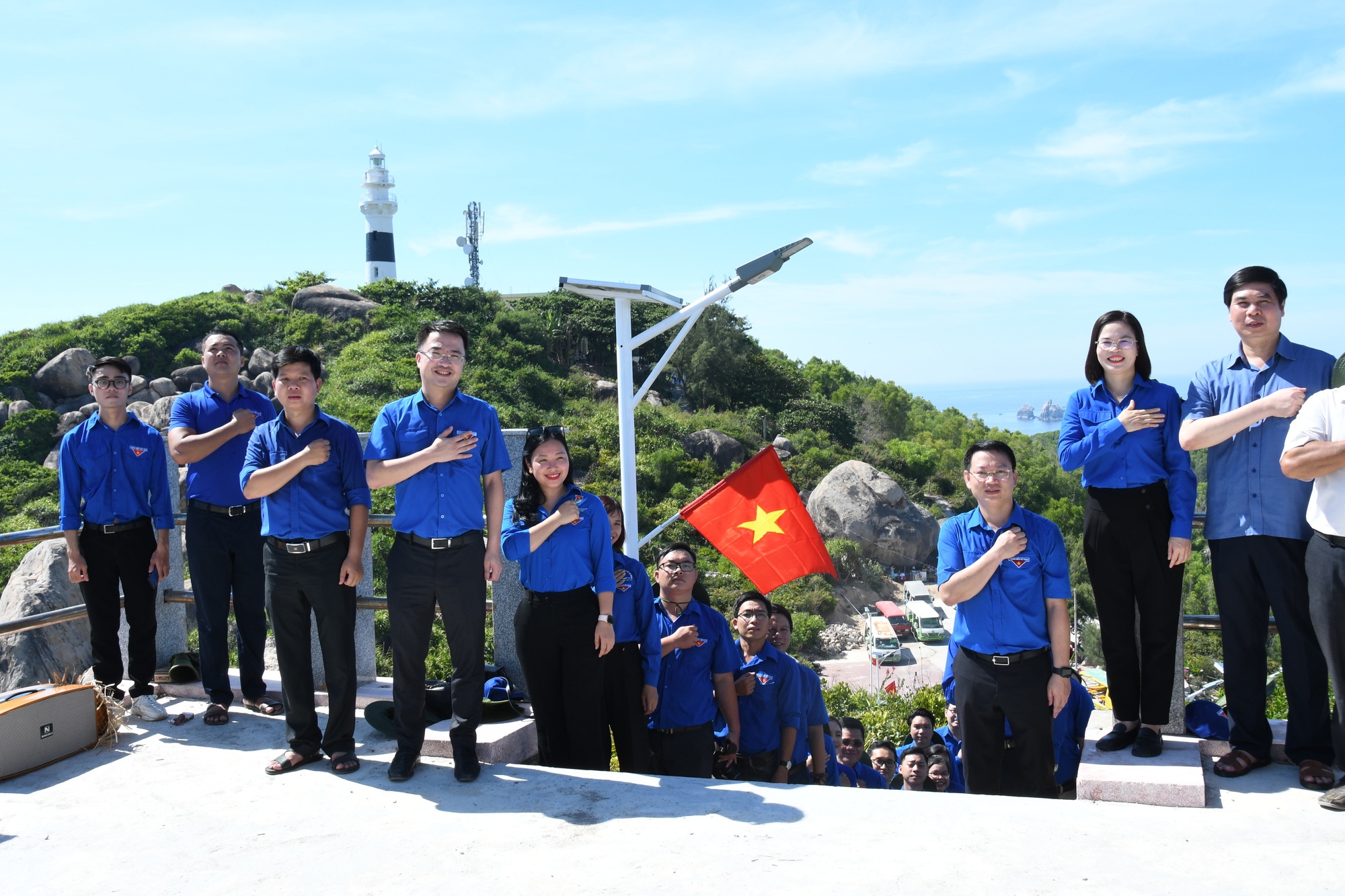 Chiến dịch tình nguyện Kỳ nghỉ hồng ra Đảo Thanh niên Cù Lao Xanh - Ảnh 1.