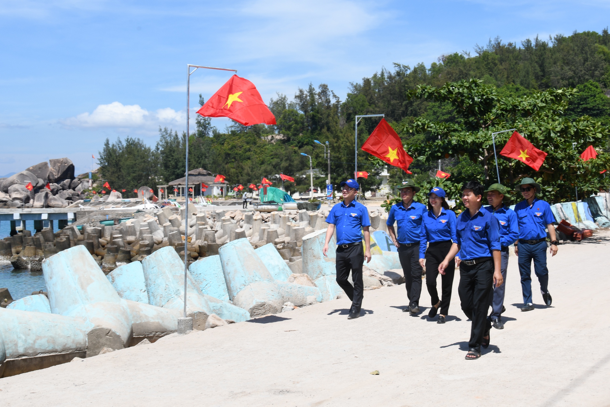 Chiến dịch tình nguyện Kỳ nghỉ hồng ra Đảo Thanh niên Cù Lao Xanh - Ảnh 3.