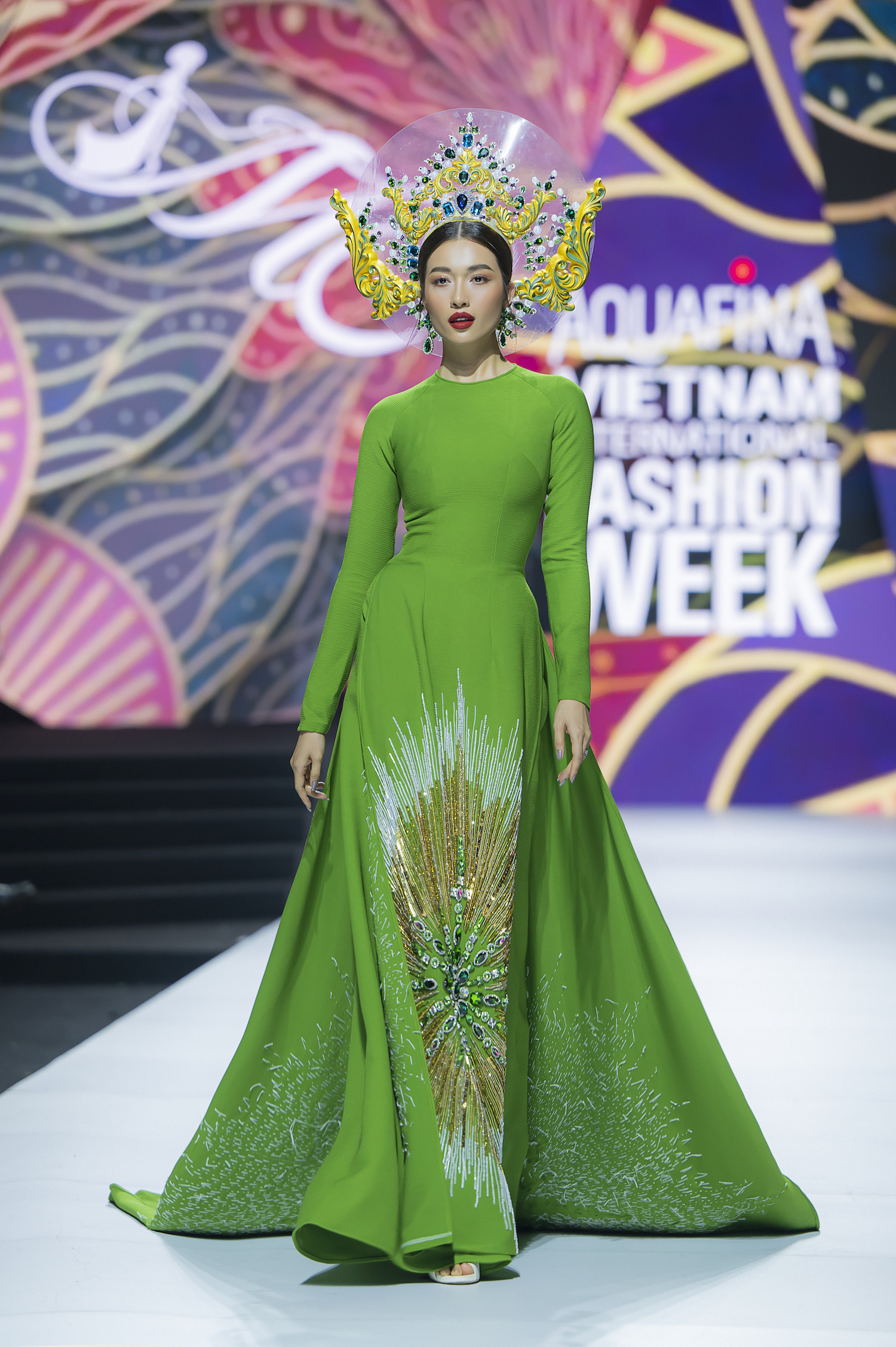 Khánh Vân - Minh Tú diện áo dài đọ sắc trên sàn diễn - Ảnh 3.